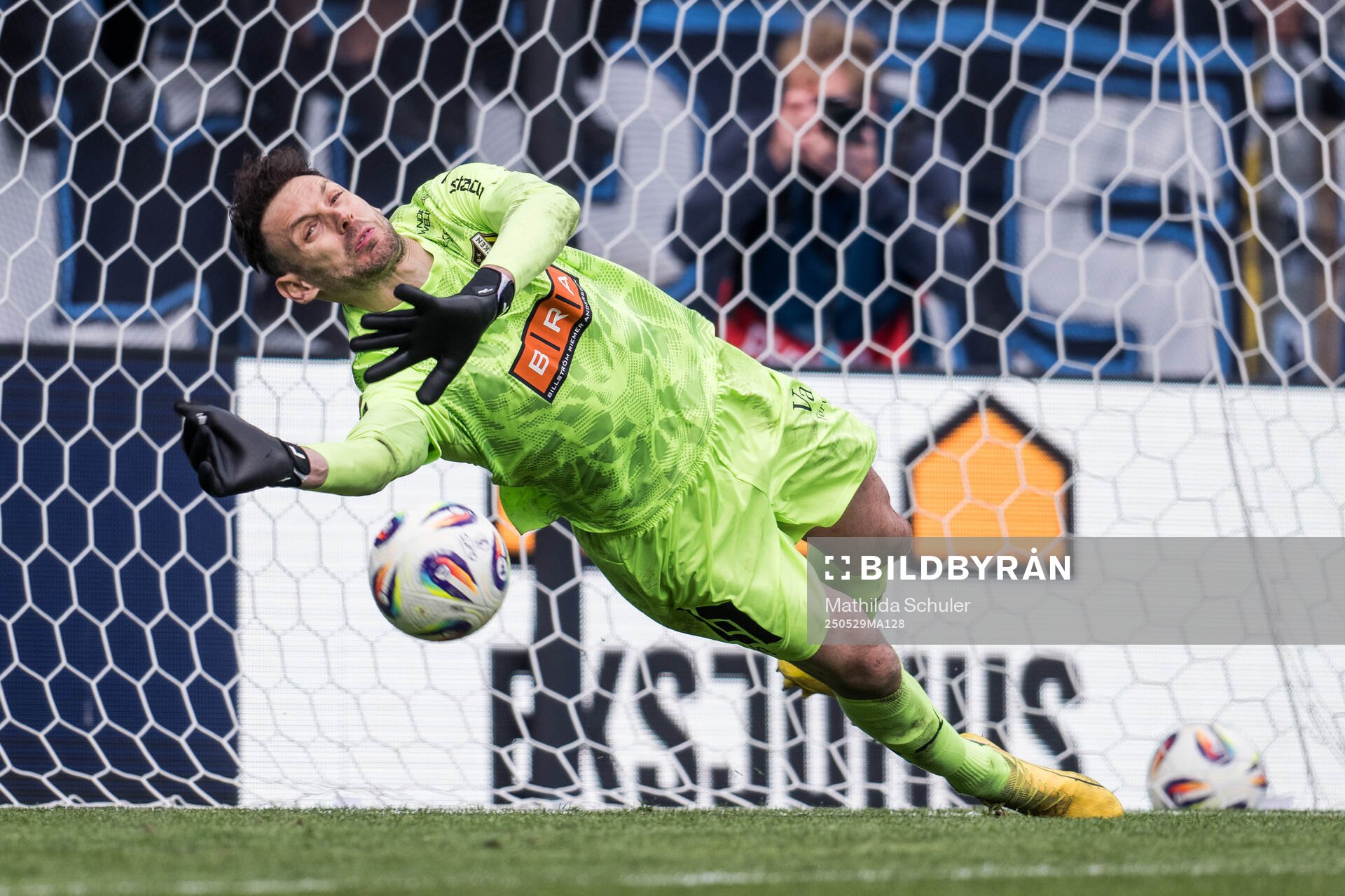 Häckens målvakt Etrit Berisha räddar en straff under finalen i Svenska Cupen mellan Malmö FF och Häcken den 29 maj 2025 i Malmö.