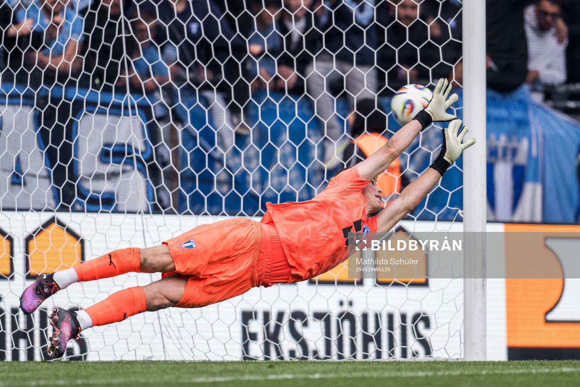 Malmö FFs målvakt Melker Ellborg släpper in en straff under finalen i Svenska Cupen mellan Malmö FF och Häcken den 29 maj 2025 i Malmö.