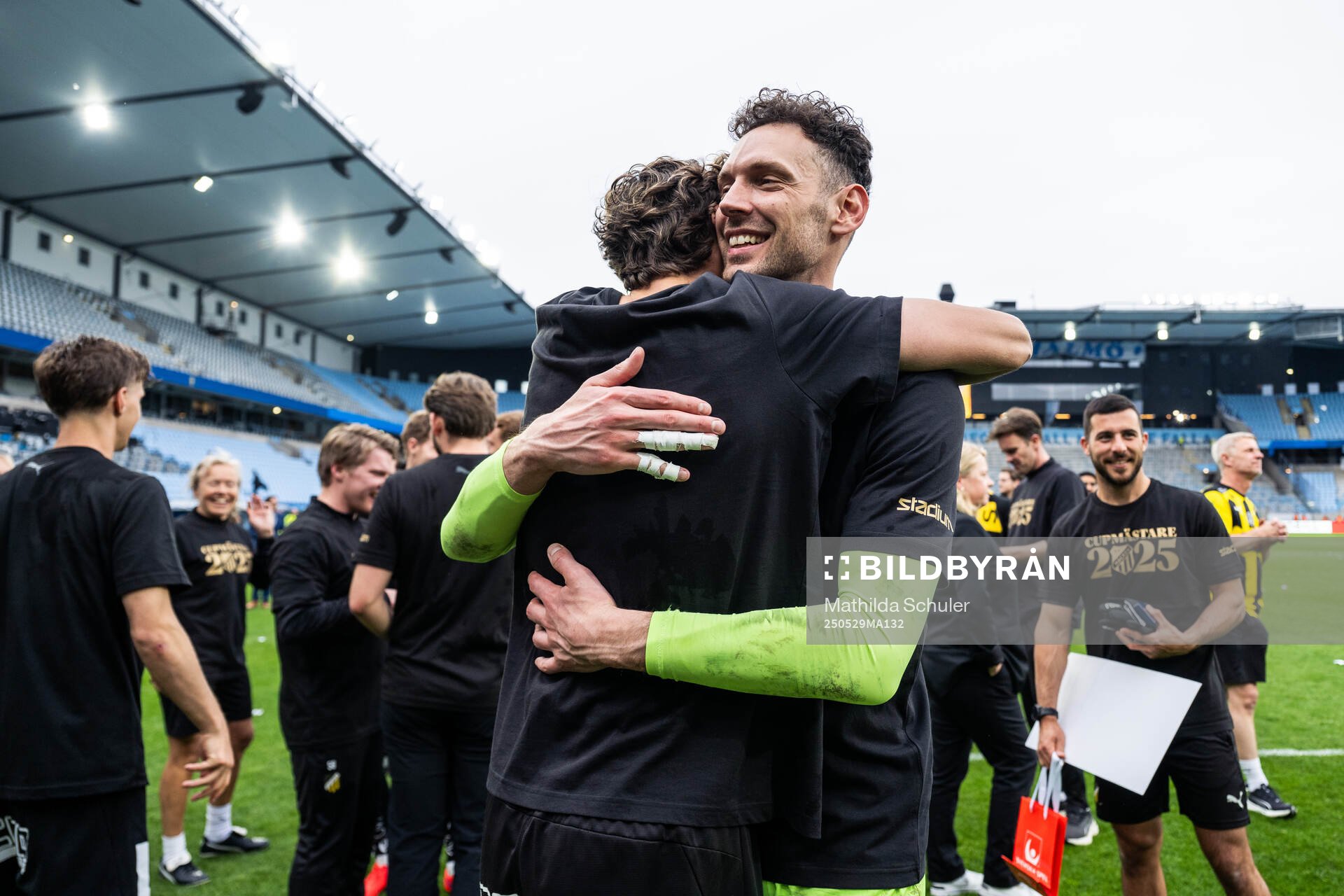 Häckens Silas Andersen och målvakt Etrit Berisha jublar efter finalen i Svenska Cupen mellan Malmö FF och Häcken den 29 maj 2025 i Malmö.