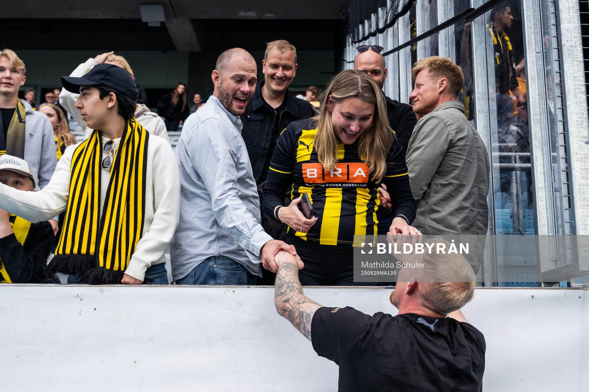 Häckens Mikkel Rygaard Jensen jublar med familjen efter finalen i Svenska Cupen mellan Malmö FF och Häcken den 29 maj 2025 i Malmö.