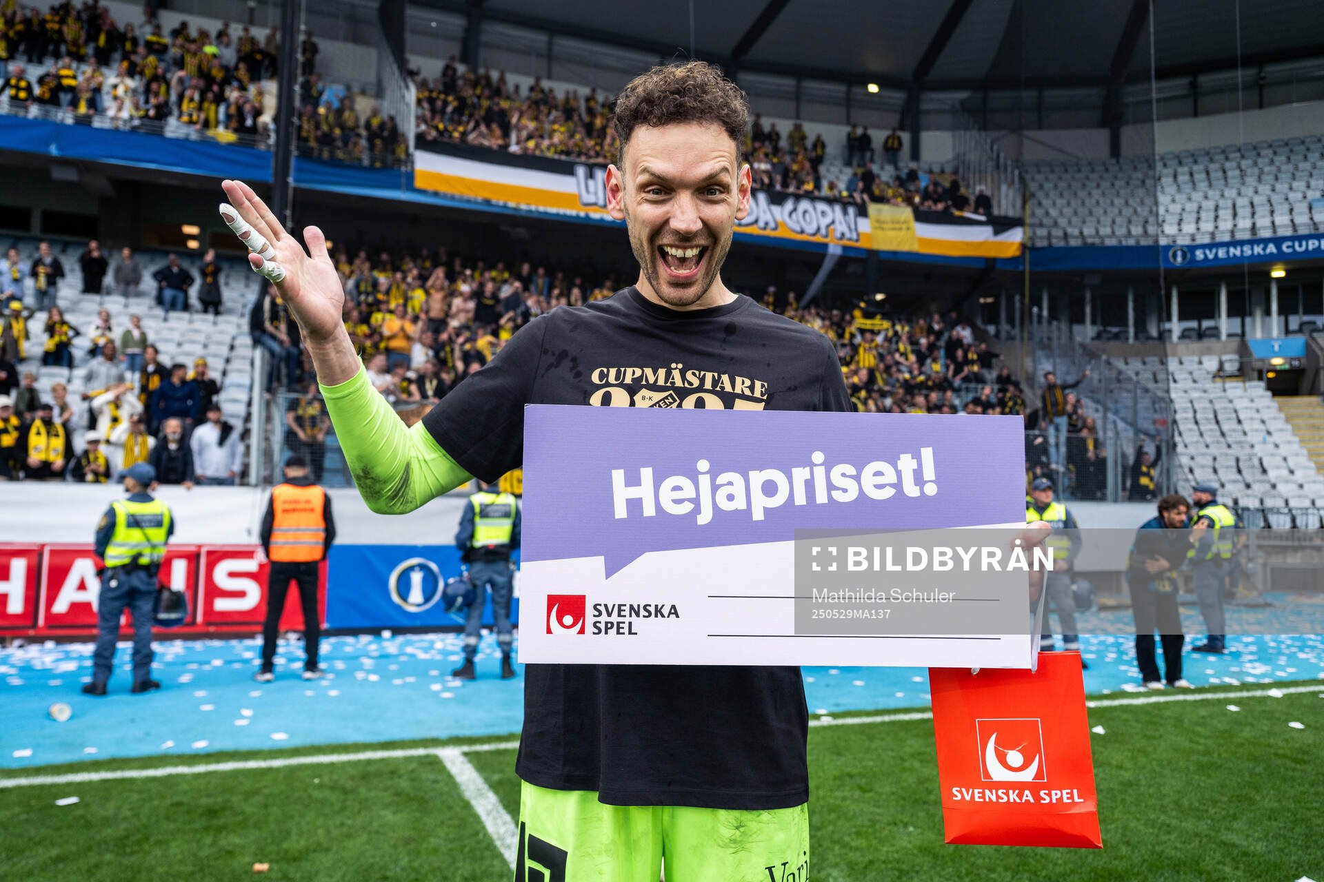 Häckens målvakt Etrit Berisha utnämns till matchens lirare efter finalen i Svenska Cupen mellan Malmö FF och Häcken den 29 maj 2025 i Malmö.