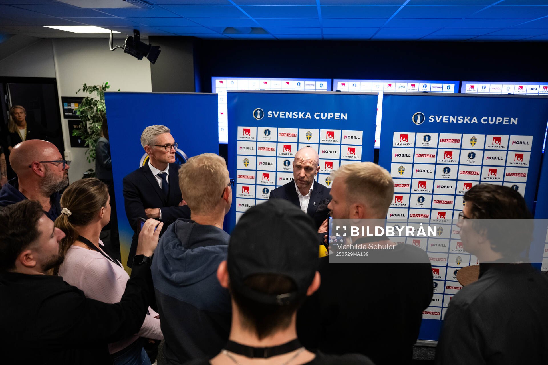 Malmö FFs tränare Henrik Rydström intervjuas i mixade zonen efter finalen i Svenska Cupen mellan Malmö FF och Häcken den 29 maj 2025 i Malmö. 