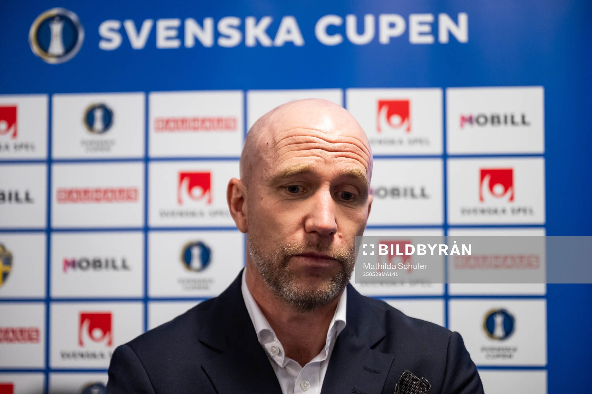 Malmö FFs tränare Henrik Rydström intervjuas i mixade zonen efter finalen i Svenska Cupen mellan Malmö FF och Häcken den 29 maj 2025 i Malmö.