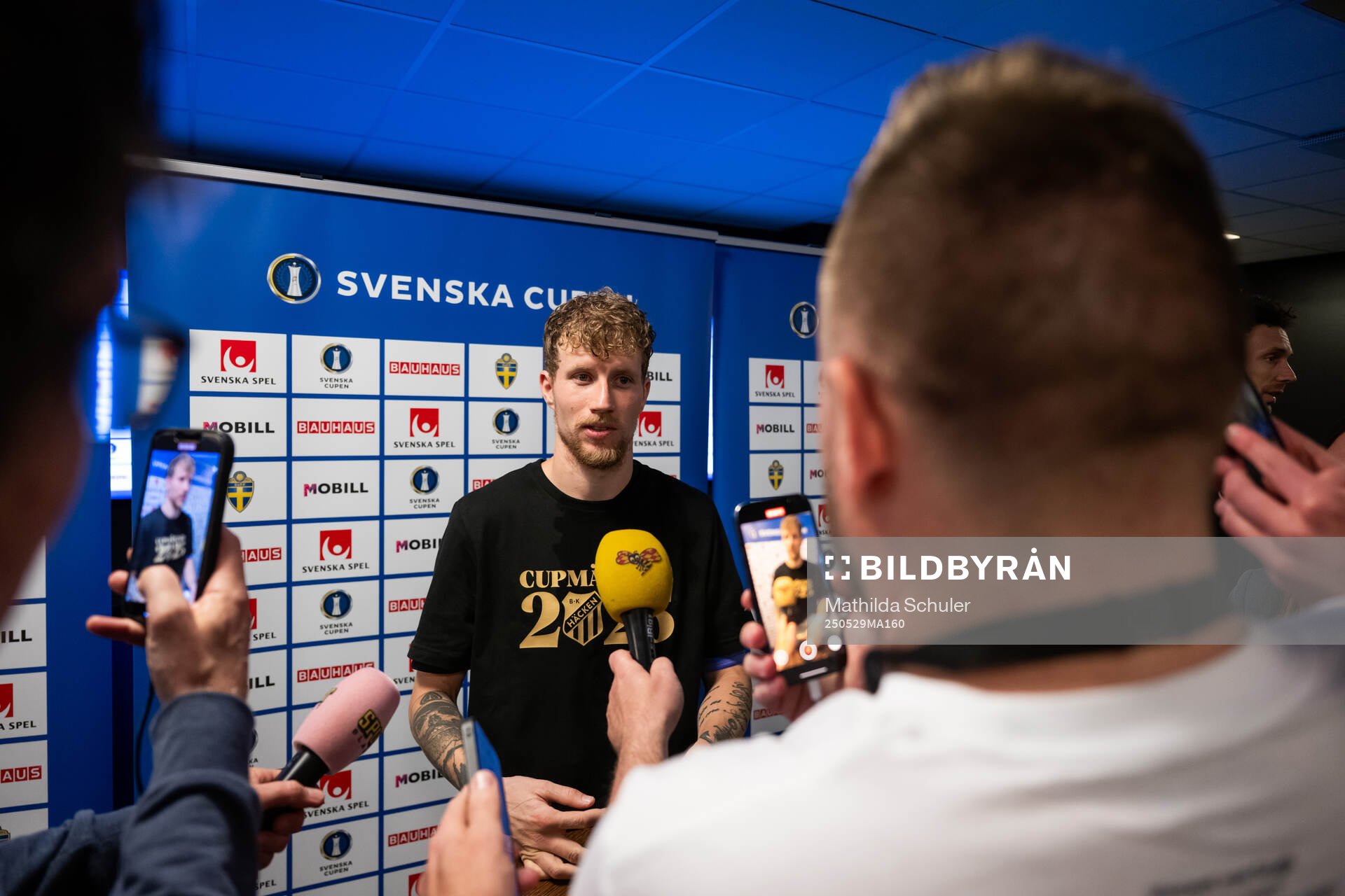 Häckens Simon Gustafson intervjuas i mixade zonen efter finalen i Svenska Cupen mellan Malmö FF och Häcken den 29 maj 2025 i Malmö.
