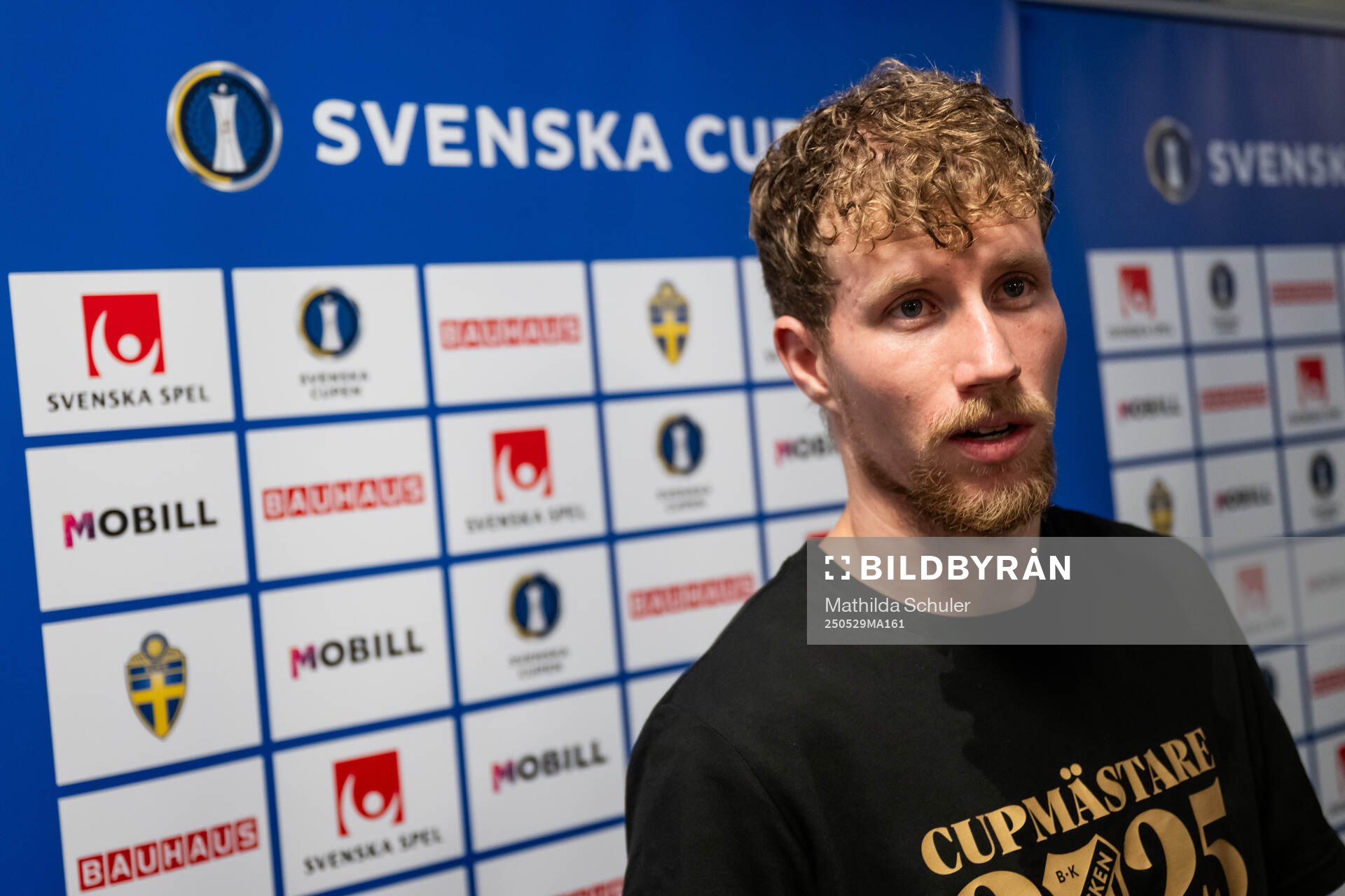 Häckens Simon Gustafson intervjuas i mixade zonen efter finalen i Svenska Cupen mellan Malmö FF och Häcken den 29 maj 2025 i Malmö.
