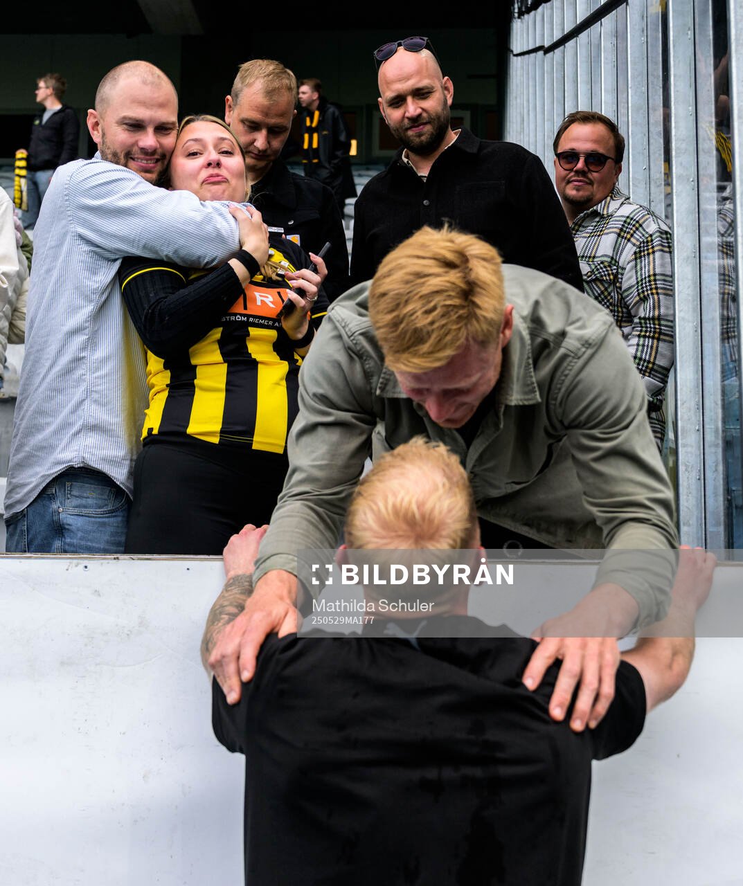 Häckens Mikkel Rygaard Jensen jublar med familj efter finalen i Svenska Cupen mellan Malmö FF och Häcken den 29 maj 2025 i Malmö.