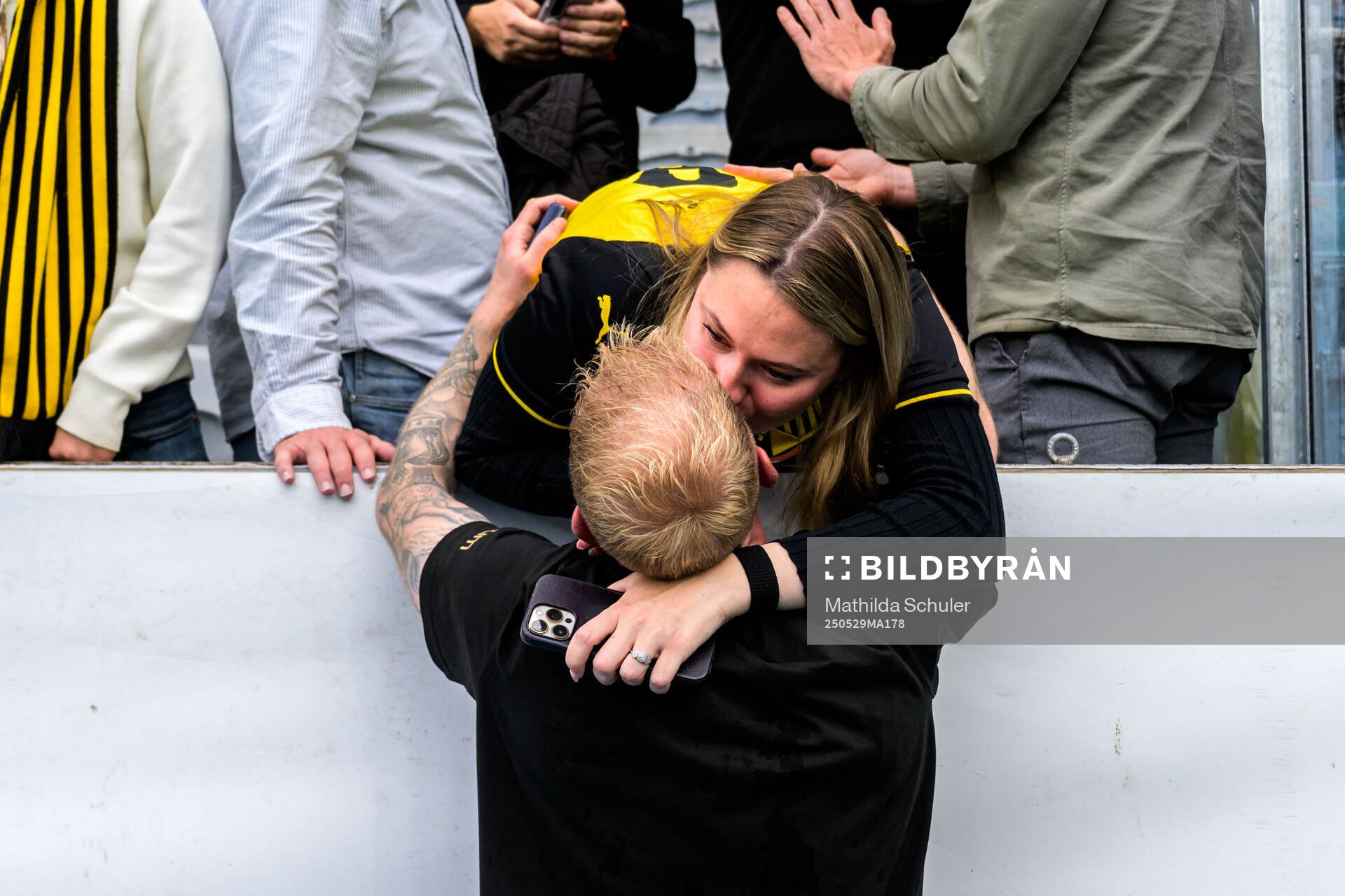 Häckens Mikkel Rygaard Jensen jublar med familj efter finalen i Svenska Cupen mellan Malmö FF och Häcken den 29 maj 2025 i Malmö.