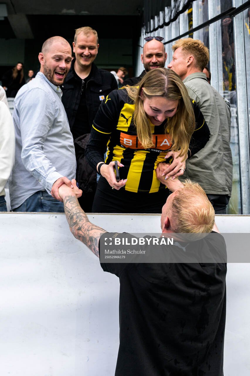 Häckens Mikkel Rygaard Jensen jublar med familj efter finalen i Svenska Cupen mellan Malmö FF och Häcken den 29 maj 2025 i Malmö.