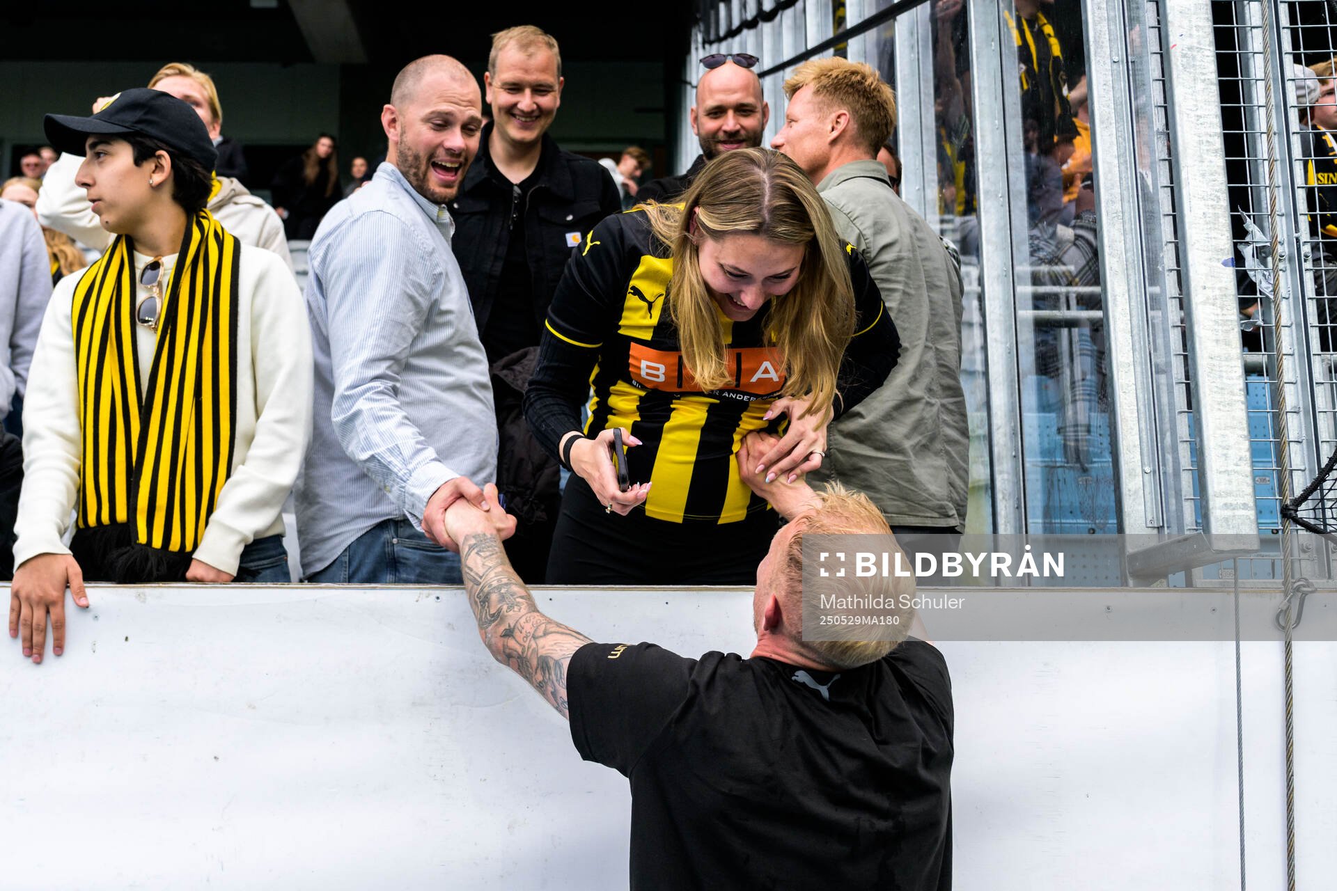 Häckens Mikkel Rygaard Jensen jublar med familj efter finalen i Svenska Cupen mellan Malmö FF och Häcken den 29 maj 2025 i Malmö.