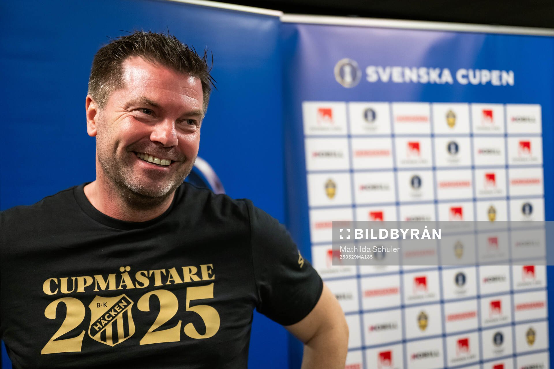 Häckens tränare Jens Gustafsson intervjuas i mixade zonen efter finalen i Svenska Cupen mellan Malmö FF och Häcken den 29 maj 2025 i Malmö.