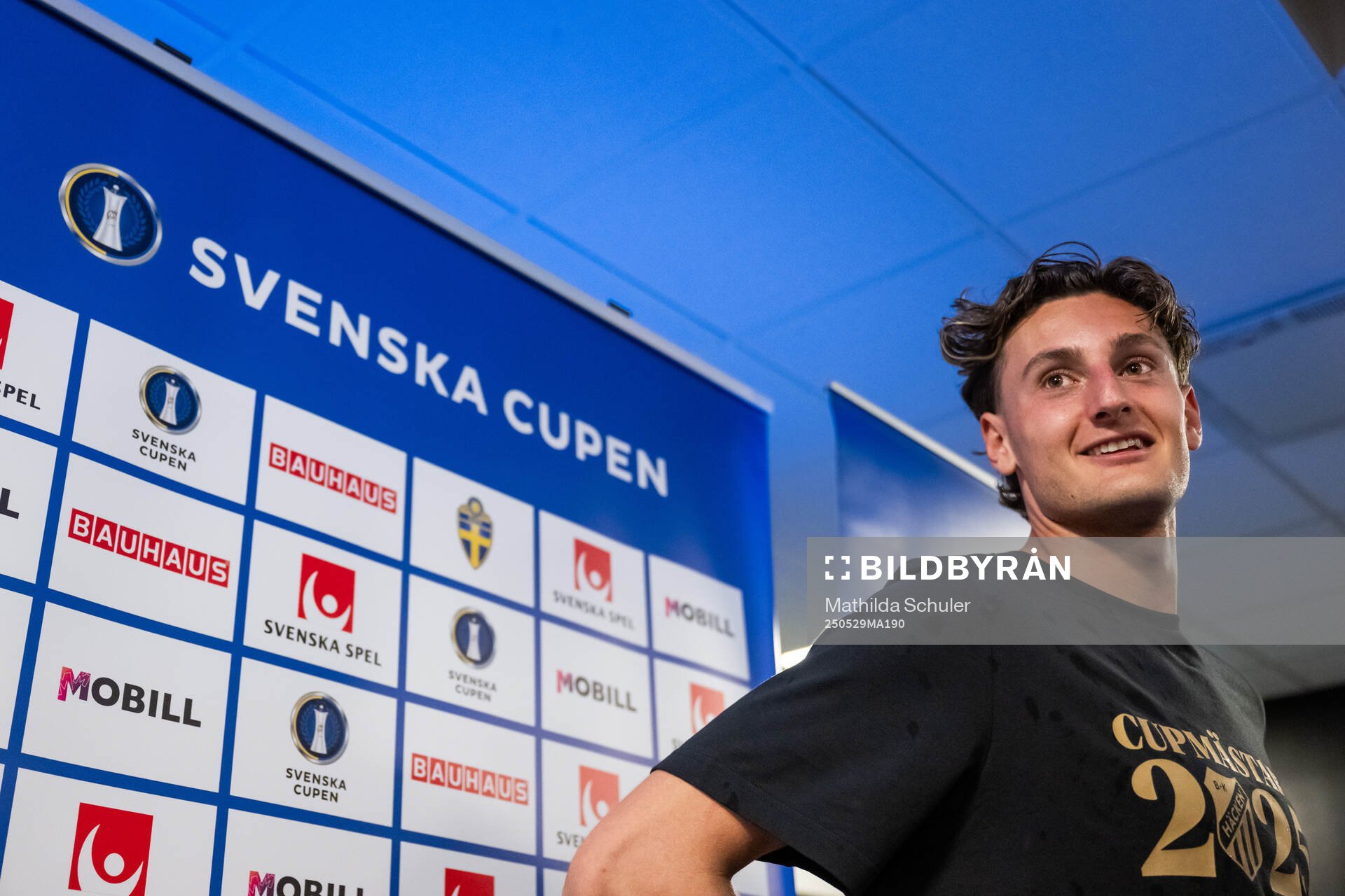 Häckens Silas Andersen intervjuas i mixade zonen efter finalen i Svenska Cupen mellan Malmö FF och Häcken den 29 maj 2025 i Malmö.