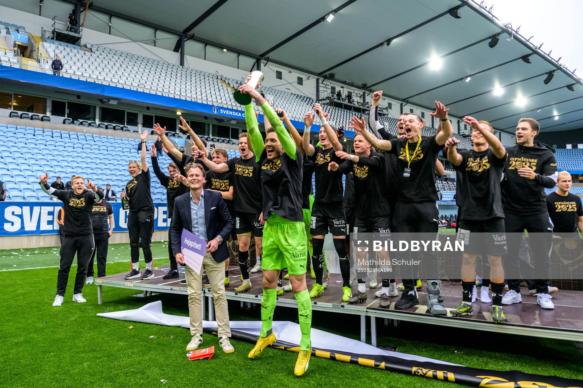 Häckens målvakt Etrit Berisha jublar med lagkamrater och pokalen efter finalen i Svenska Cupen mellan Malmö FF och Häcken den 29 maj 2025 i Malmö.