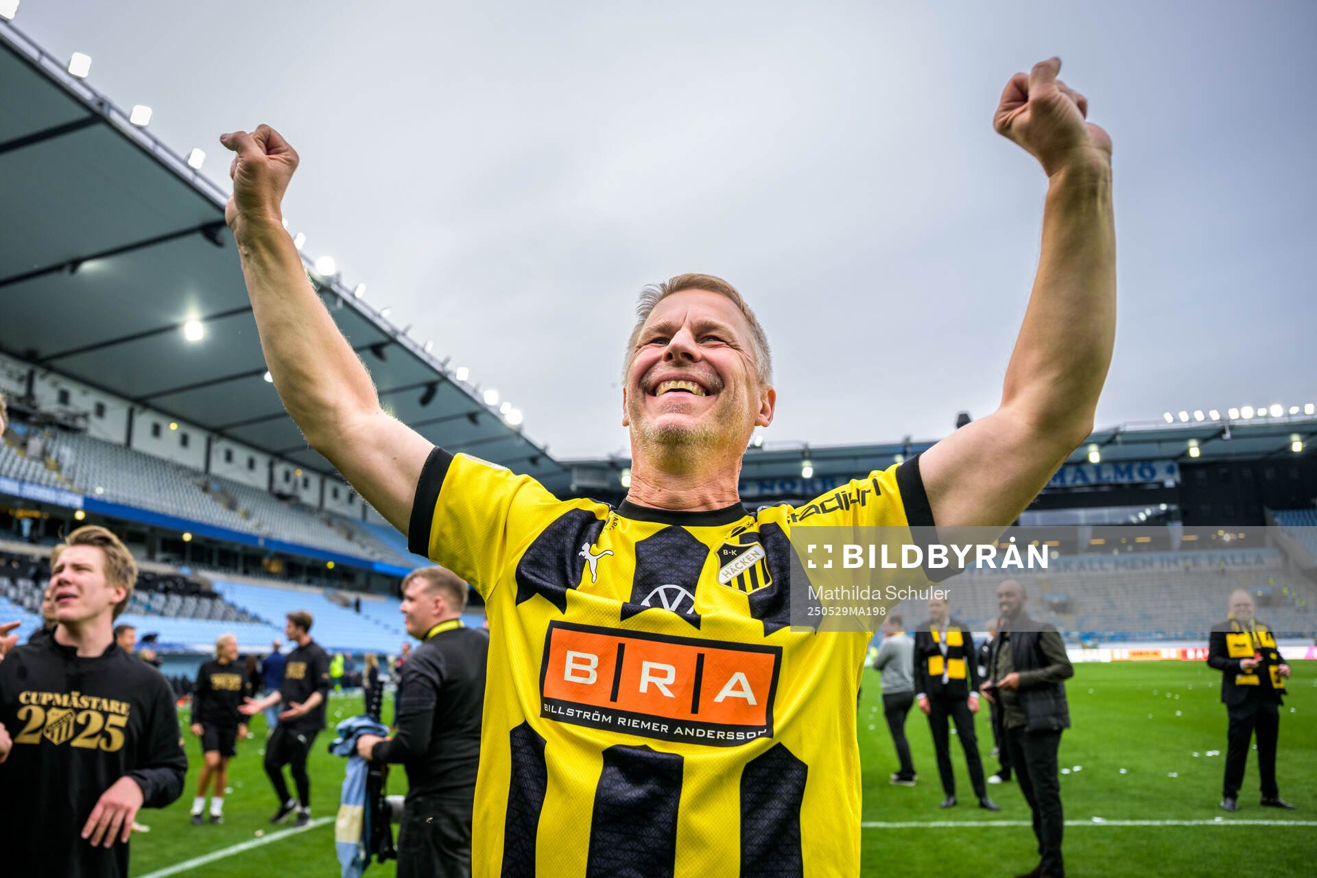 Häckens materialare Kjell-Ove Johansson jublar efter finalen i Svenska Cupen mellan Malmö FF och Häcken den 29 maj 2025 i Malmö.