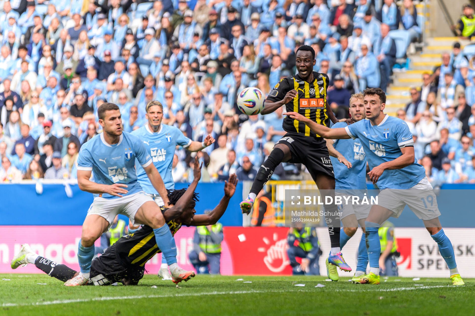 Häckens Severin Nioule och John Paul Dembe i duell med Malmö FFs Gabriel Busanello och Colin Rösler under finalen i Svenska Cupen mellan Malmö FF och Häcken den 29 maj 2025 i Malmö.