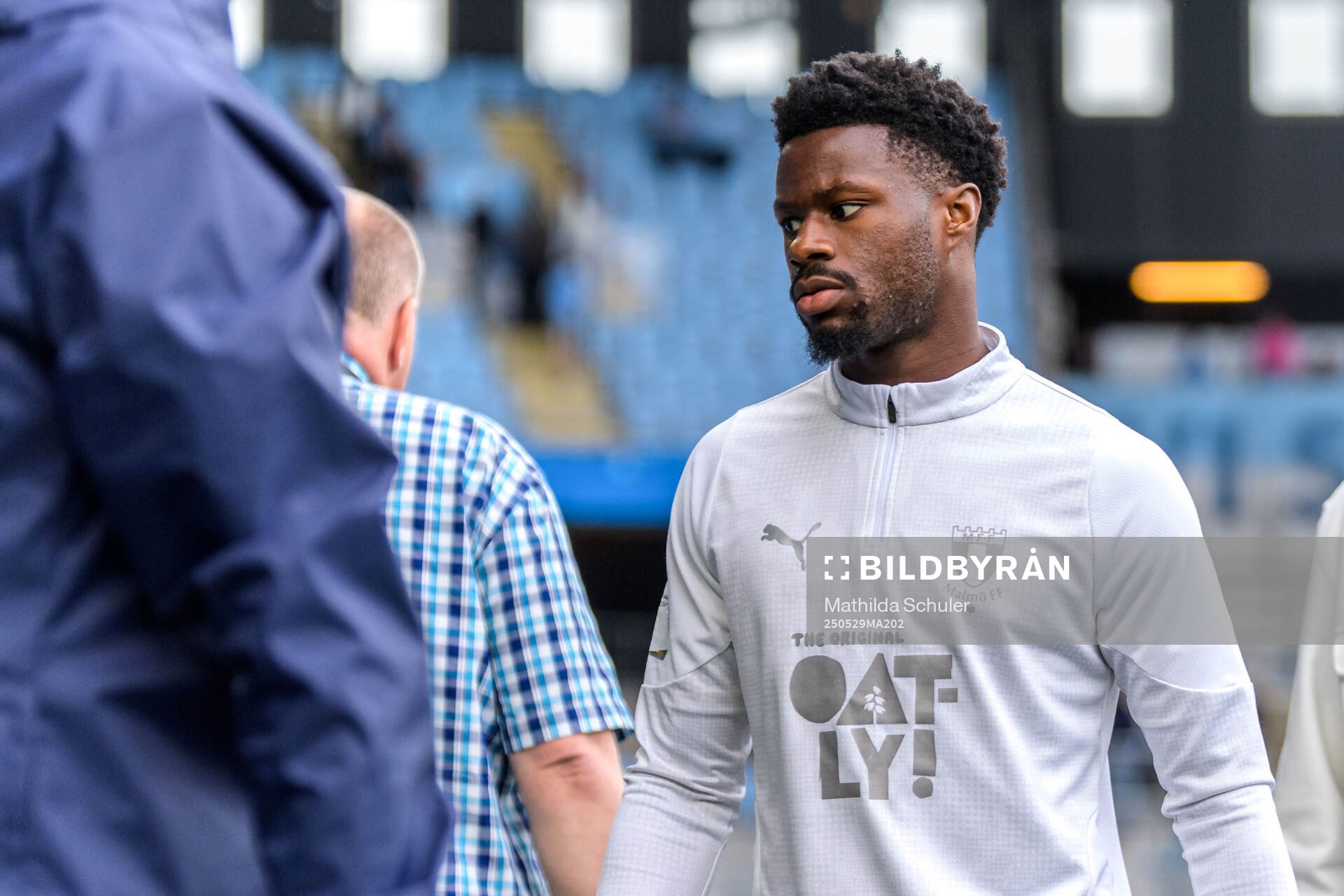 Malmö FFs Emmanuel Ekong deppar