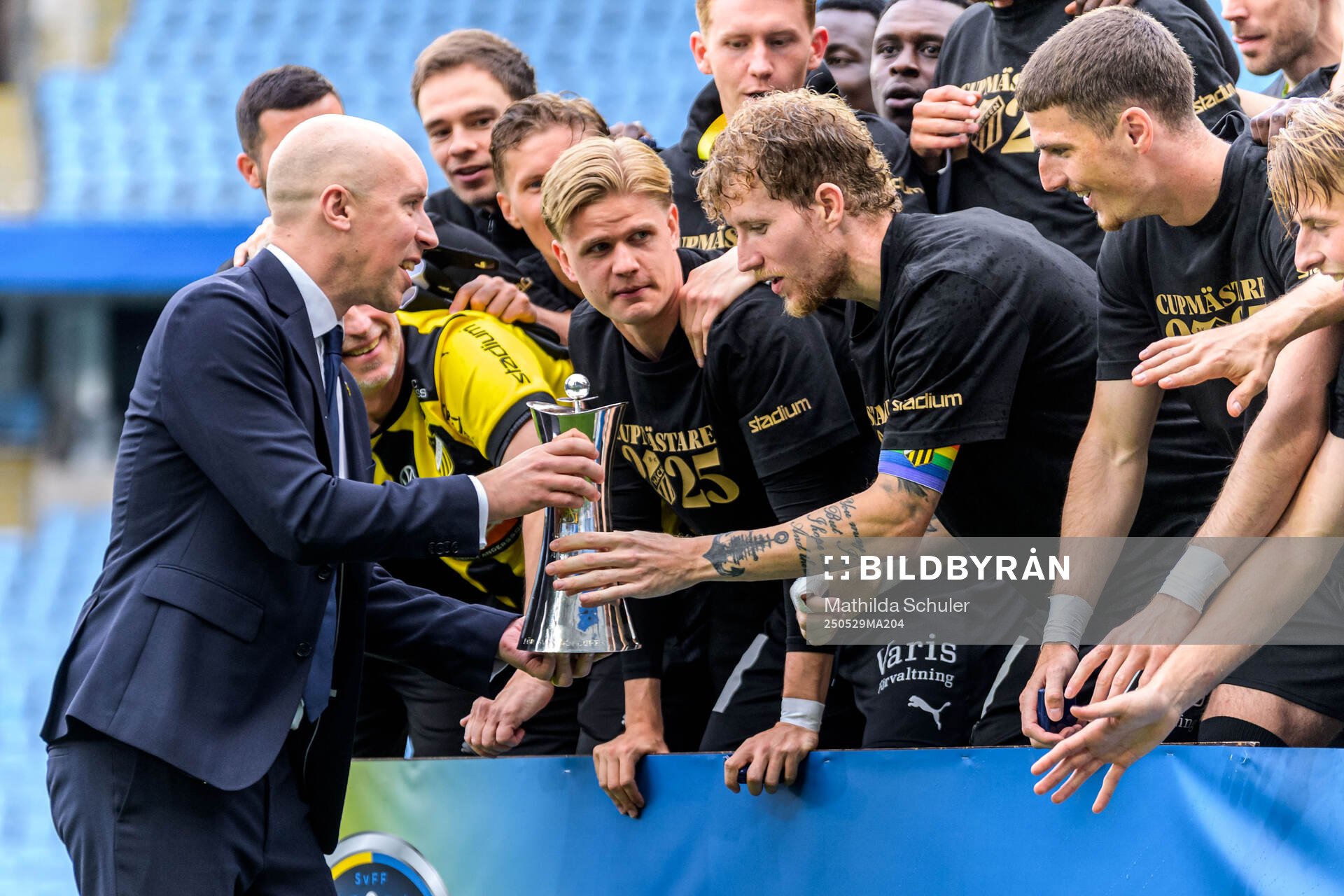 Svenska fotbollsförbundets ordförande Simon Åström överlämnar pokalen till Häckens Simon Gustafson efter finalen i Svenska Cupen mellan Malmö FF och Häcken den 29 maj 2025 i Malmö.