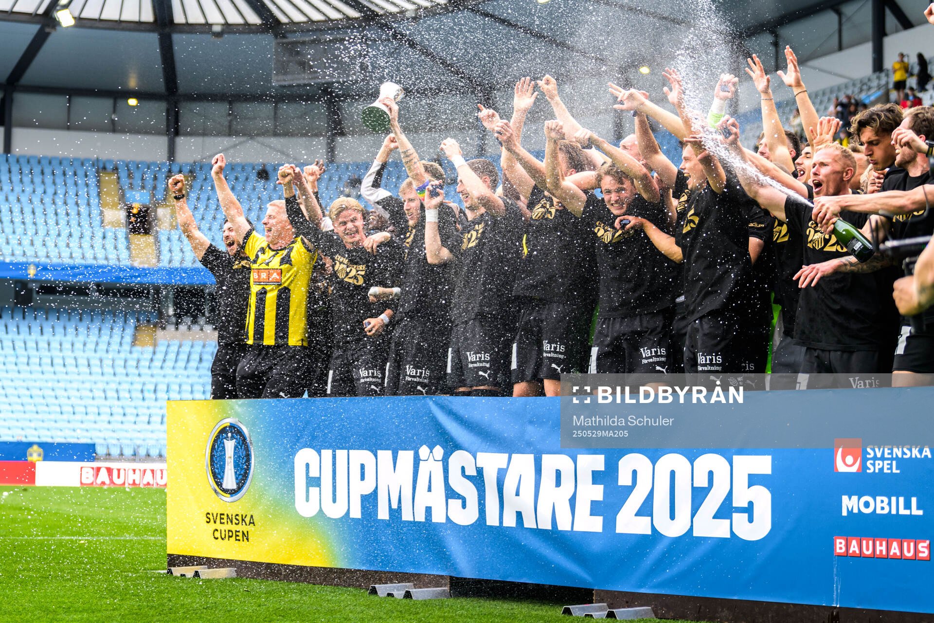 Häckens spelare och ledare jublar efter finalen i Svenska Cupen mellan Malmö FF och Häcken den 29 maj 2025 i Malmö. 