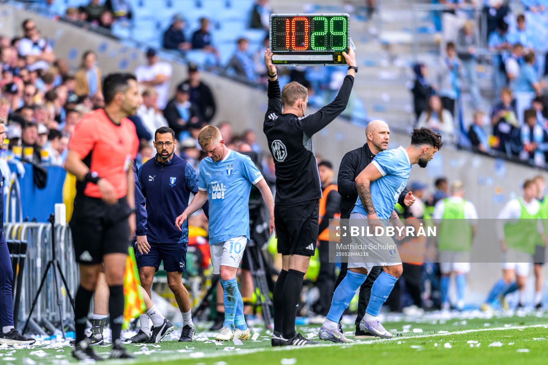 Malmö FFs Anders Christiansen lämnar planen och Sead Haksabanovic kommer in på planen under finalen i Svenska Cupen mellan Malmö FF och Häcken den 29 maj 2025 i Malmö.