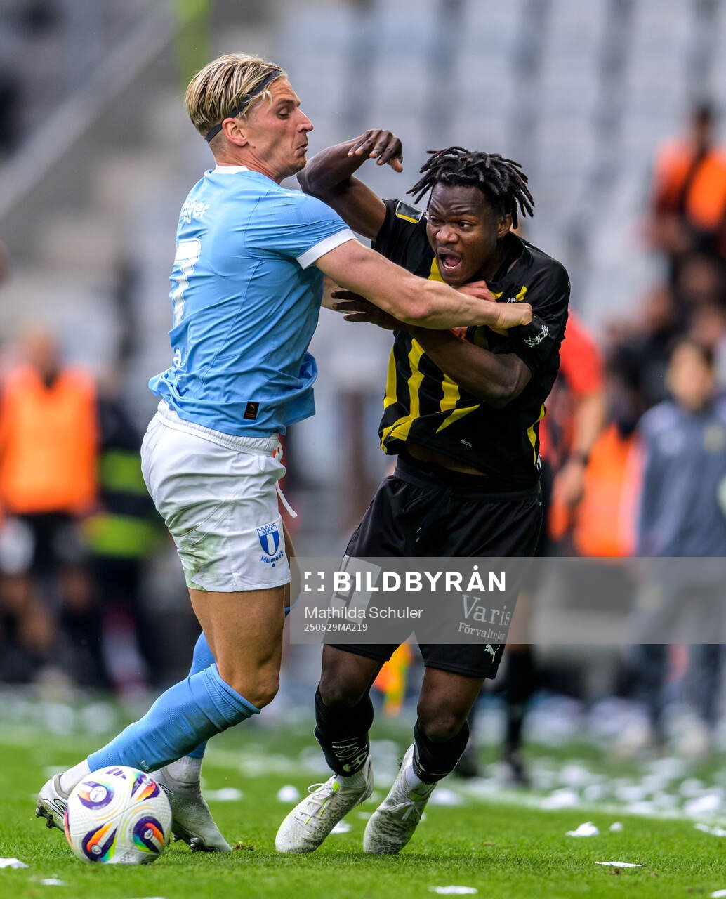 Malmö FFs Jens Stryger Larsen och Häckens Severin Nioule under finalen i Svenska Cupen mellan Malmö FF och Häcken den 29 maj 2025 i Malmö.