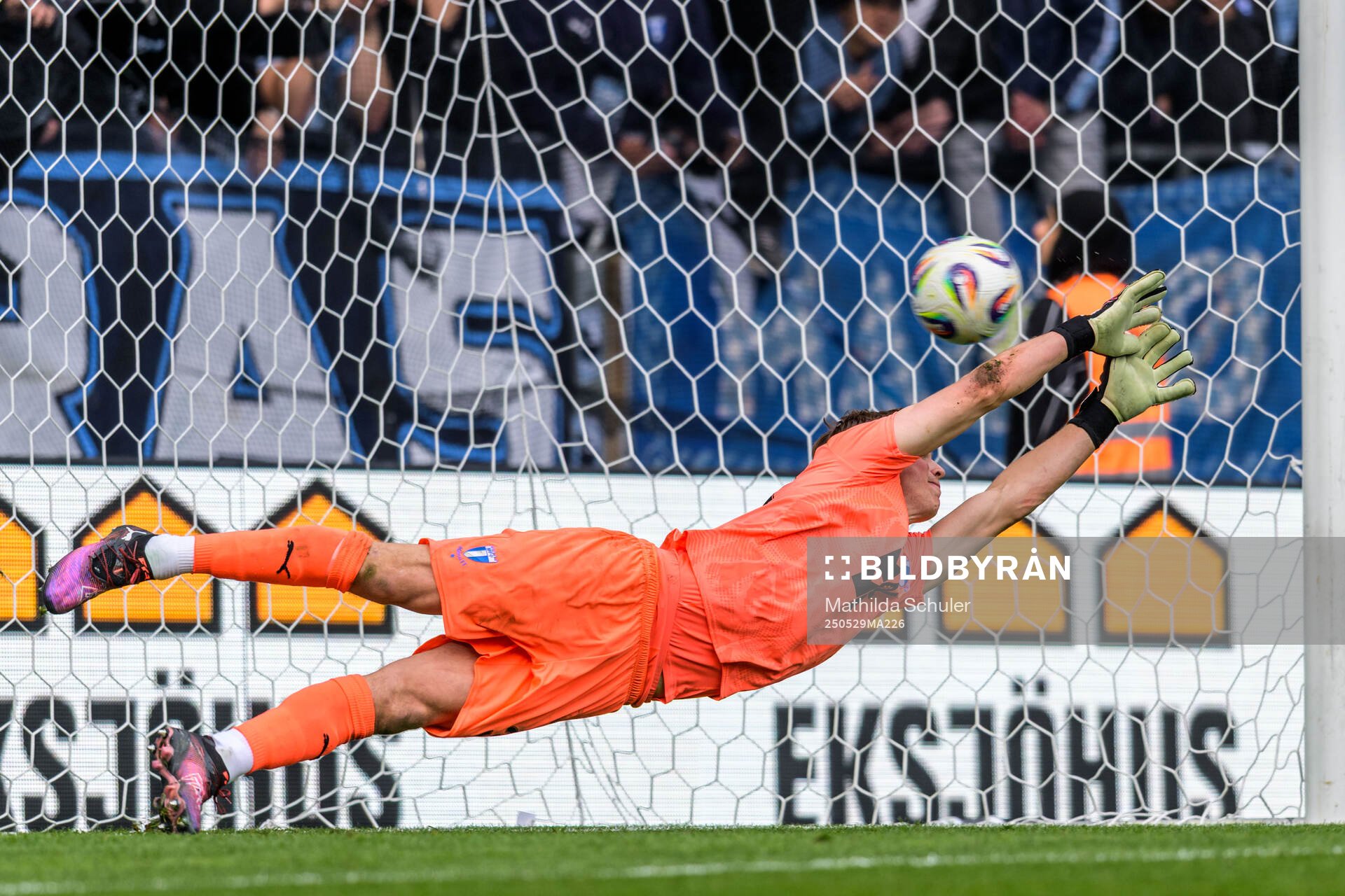 Malmö FFs målvakt Melker Ellborg släpper in den avgörande straffen under finalen i Svenska Cupen mellan Malmö FF och Häcken den 29 maj 2025 i Malmö.