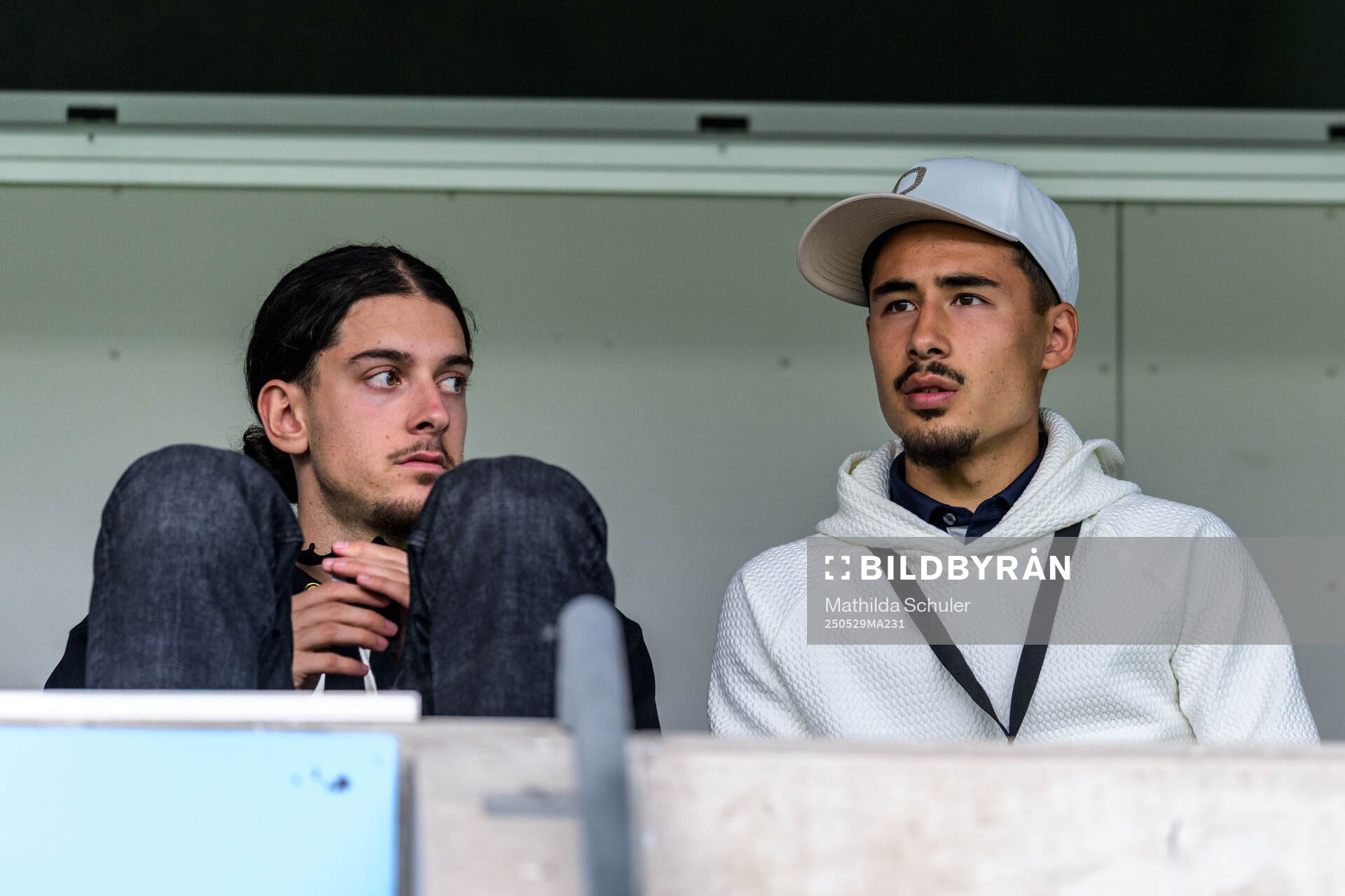 Malmö FFs Gentian Lajqi och Adrian Skogmar på läktaren under finalen i Svenska Cupen mellan Malmö FF och Häcken den 29 maj 2025 i Malmö.