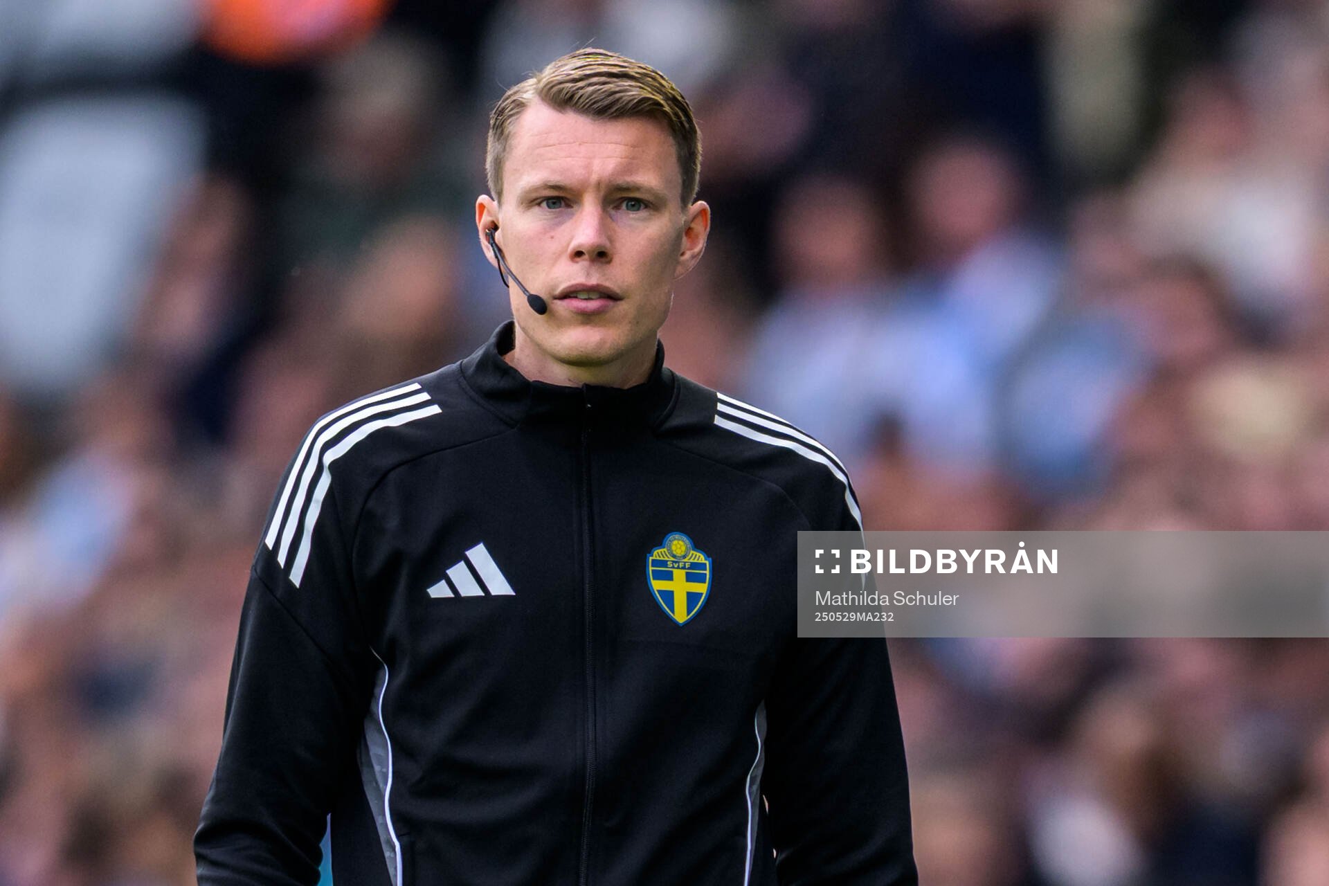 Fjärdedomare Oscar Johnson under finalen i Svenska Cupen mellan Malmö FF och Häcken den 29 maj 2025 i Malmö. 