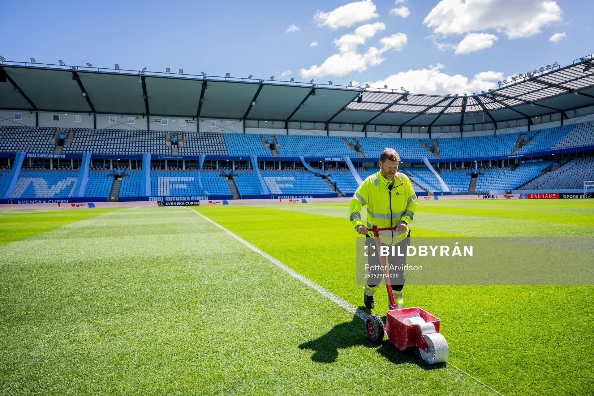 En planskötare fyller i linjerna på Eleda Stadion inför finalen i Svenska Cupen mellan Malmö FF och Häcken den 29 maj 2025 i Malmö.