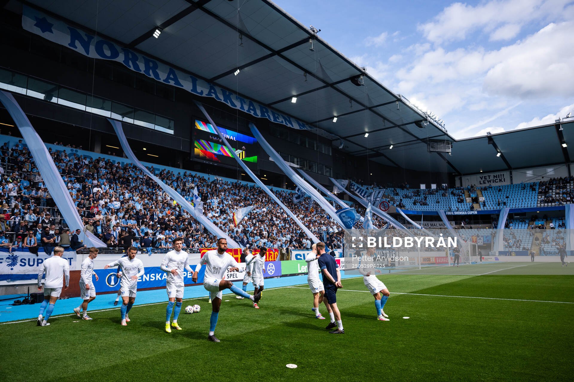 Malmö FFs Isaac Thelin med lagkamrater under uppvärmningen inför finalen i Svenska Cupen mellan Malmö FF och Häcken den 29 maj 2025 i Malmö.