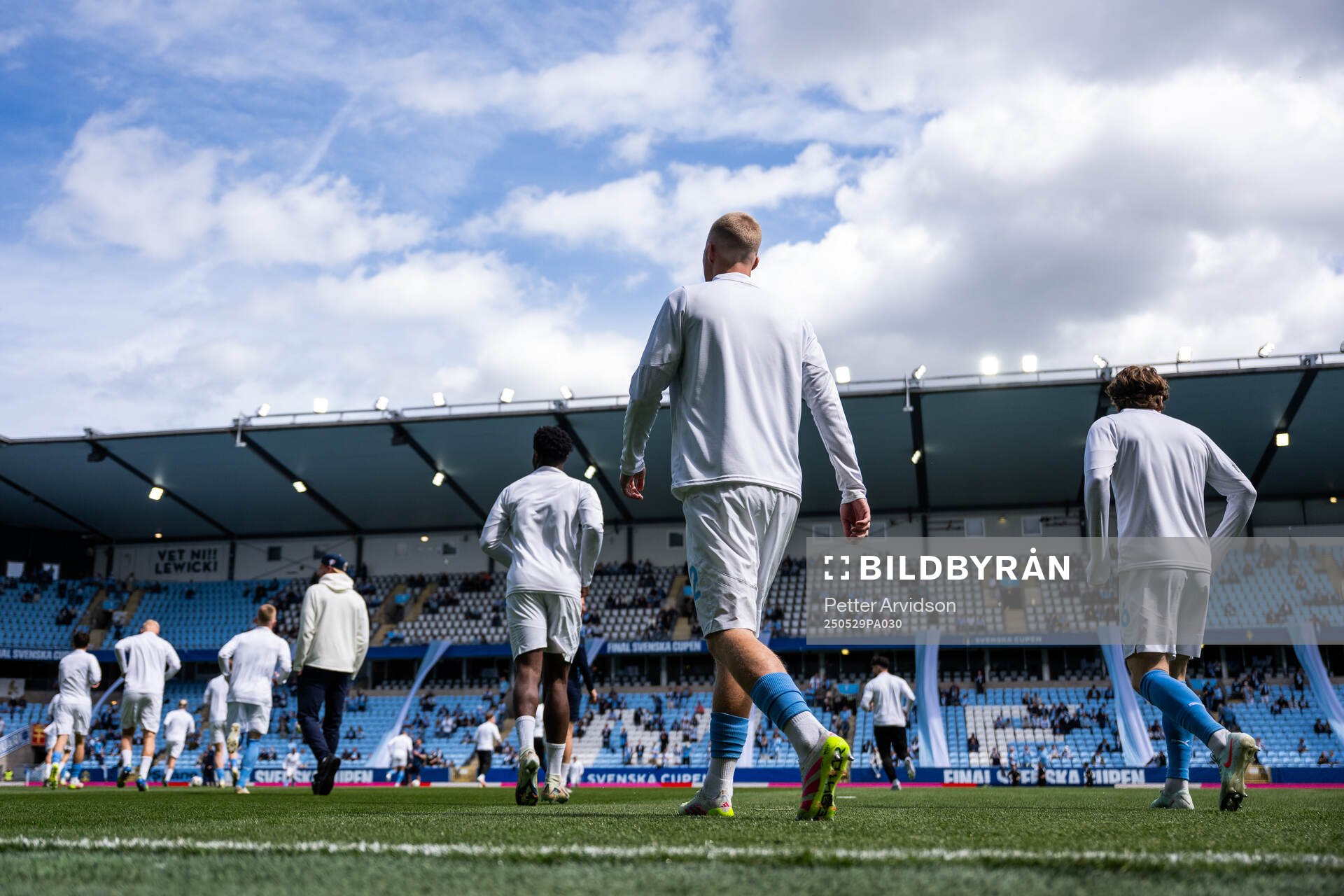 Malmö FFs spelare gör entré för uppvärmningen inför finalen i Svenska Cupen mellan Malmö FF och Häcken den 29 maj 2025 i Malmö. 