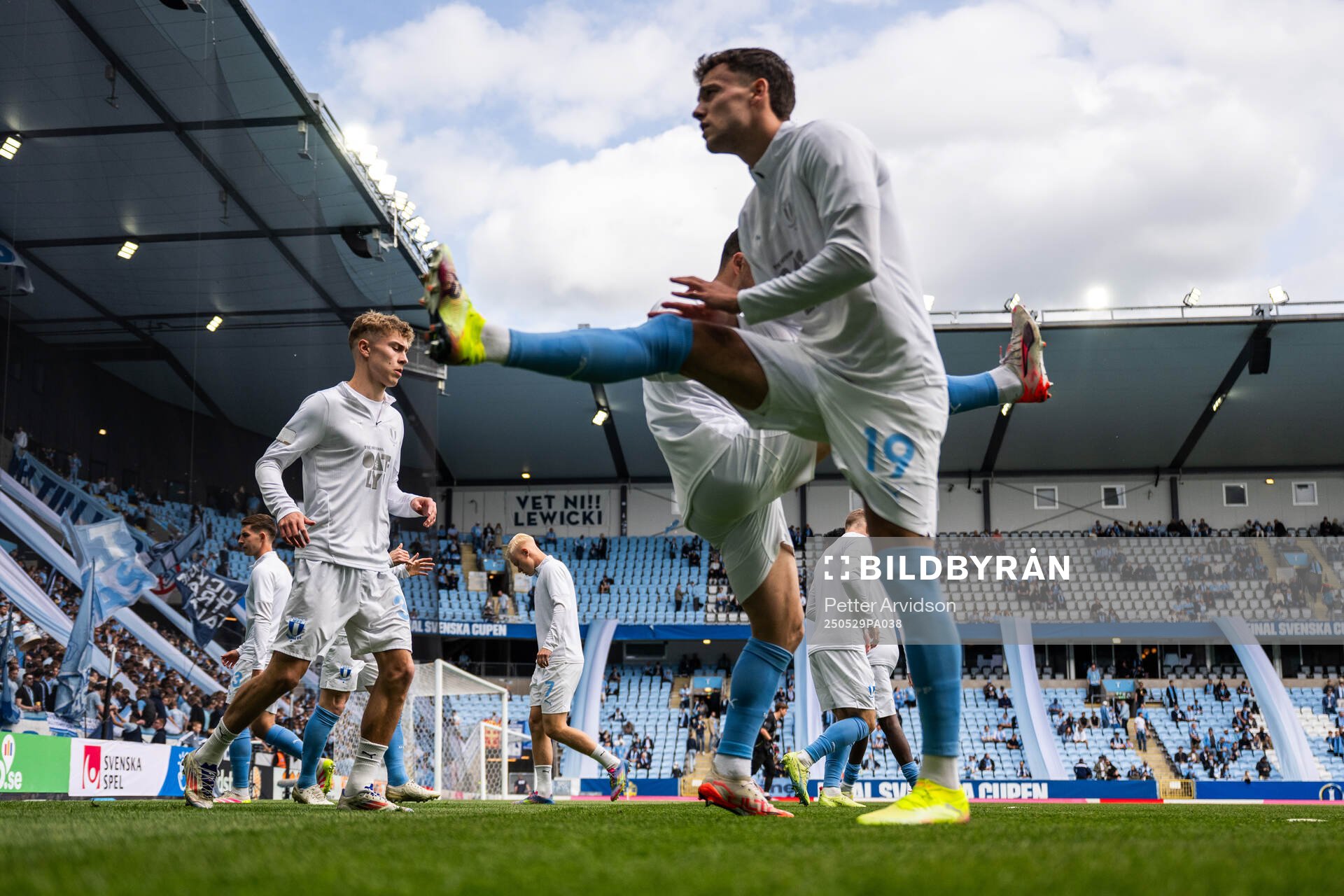 Malmö FFs Hugo Bolin och Colin Rösler under uppvärmningen inför finalen i Svenska Cupen mellan Malmö FF och Häcken den 29 maj 2025 i Malmö.