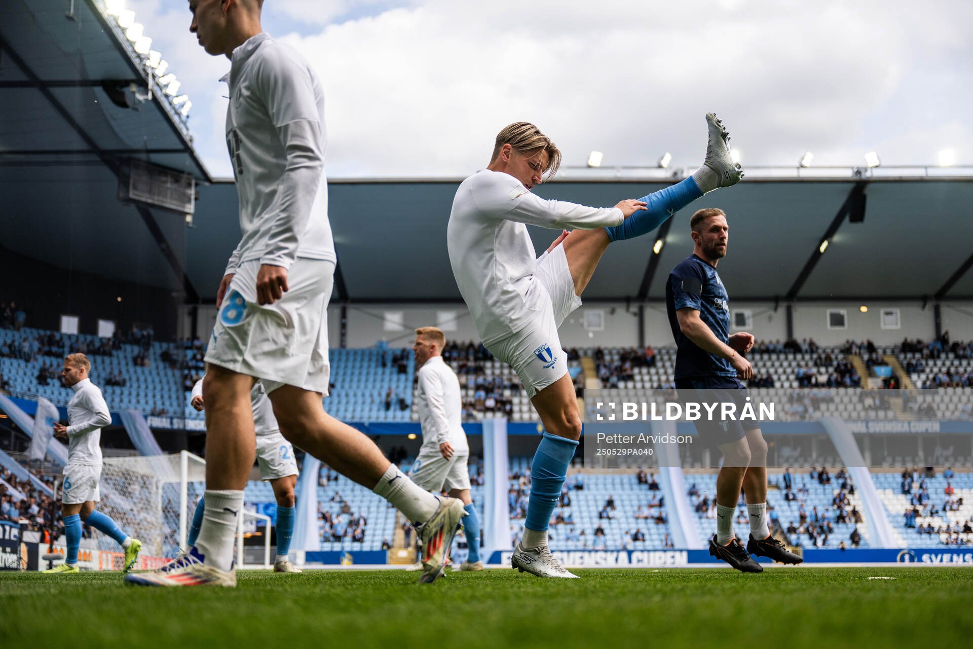 Malmö FFs Jens Stryger Larsen under uppvärmningen inför finalen i Svenska Cupen mellan Malmö FF och Häcken den 29 maj 2025 i Malmö.