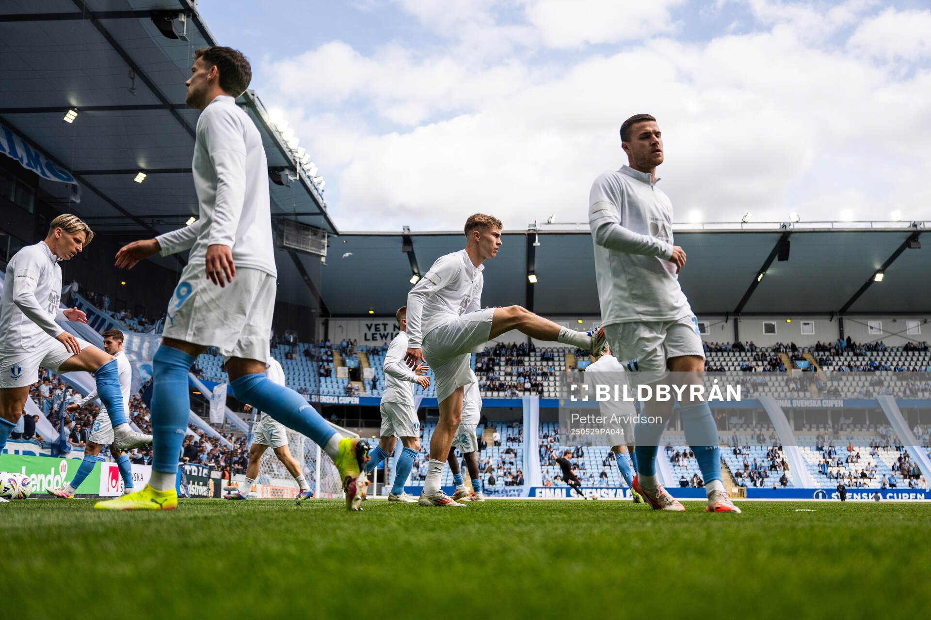 Malmö FFs Hugo Bolin och Gabriel Busanello under uppvärmningen inför finalen i Svenska Cupen mellan Malmö FF och Häcken den 29 maj 2025 i Malmö.