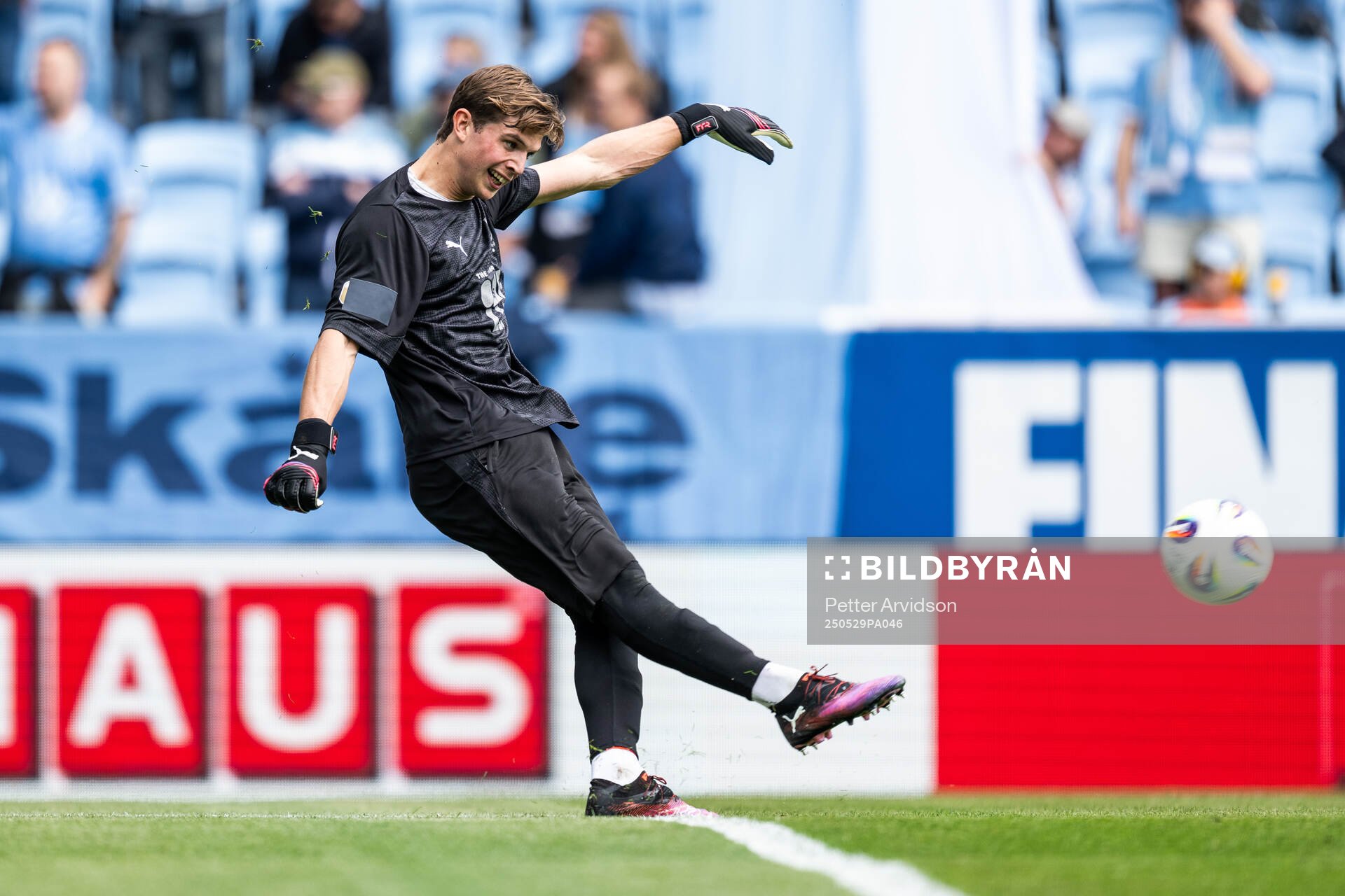 Malmö FFs målvakt Ricardo Friedrich under uppvärmningen inför finalen i Svenska Cupen mellan Malmö FF och Häcken den 29 maj 2025 i Malmö.