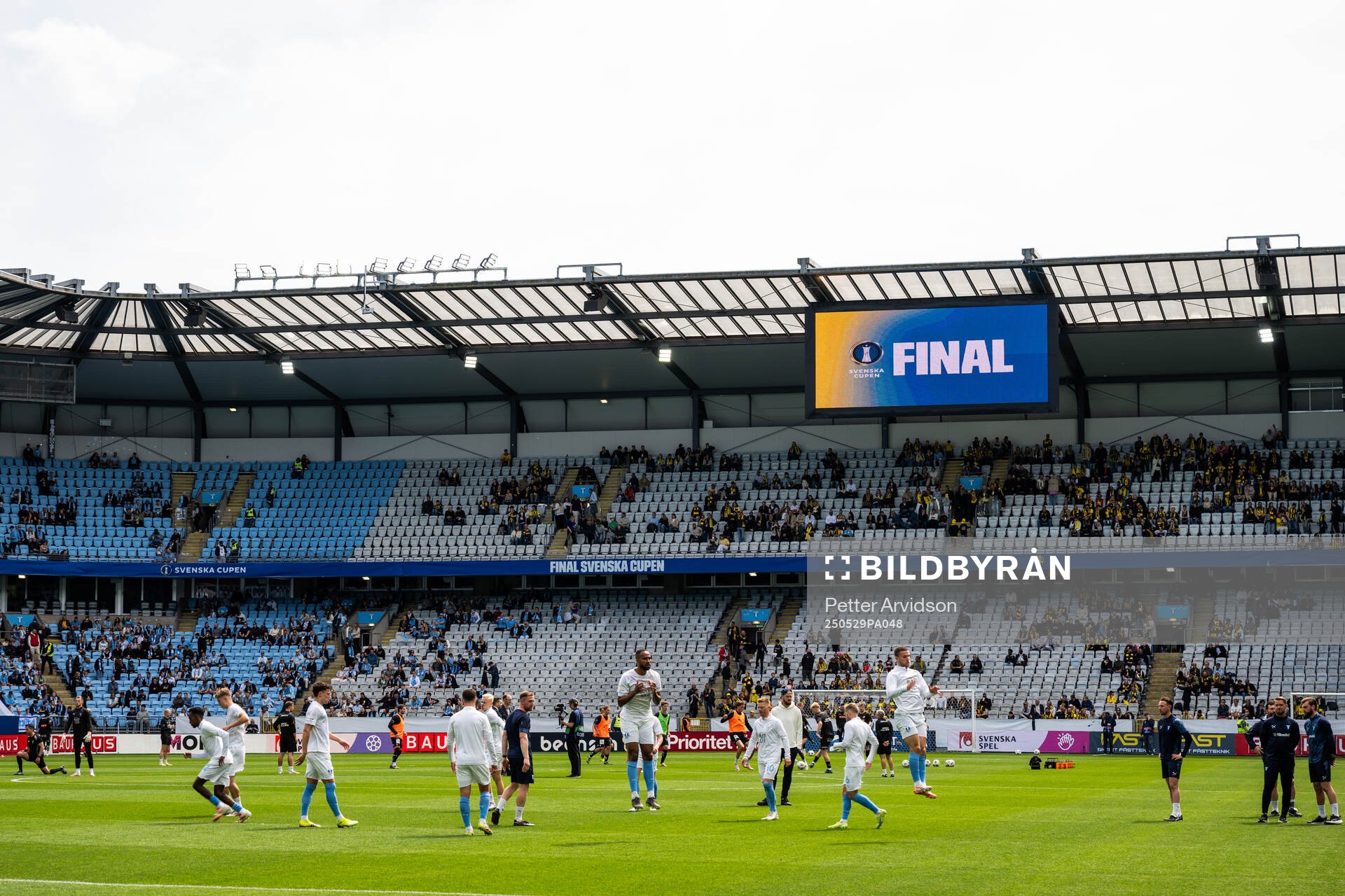Malmö FFs spelare under uppvärmningen inför finalen i Svenska Cupen mellan Malmö FF och Häcken den 29 maj 2025 i Malmö. 