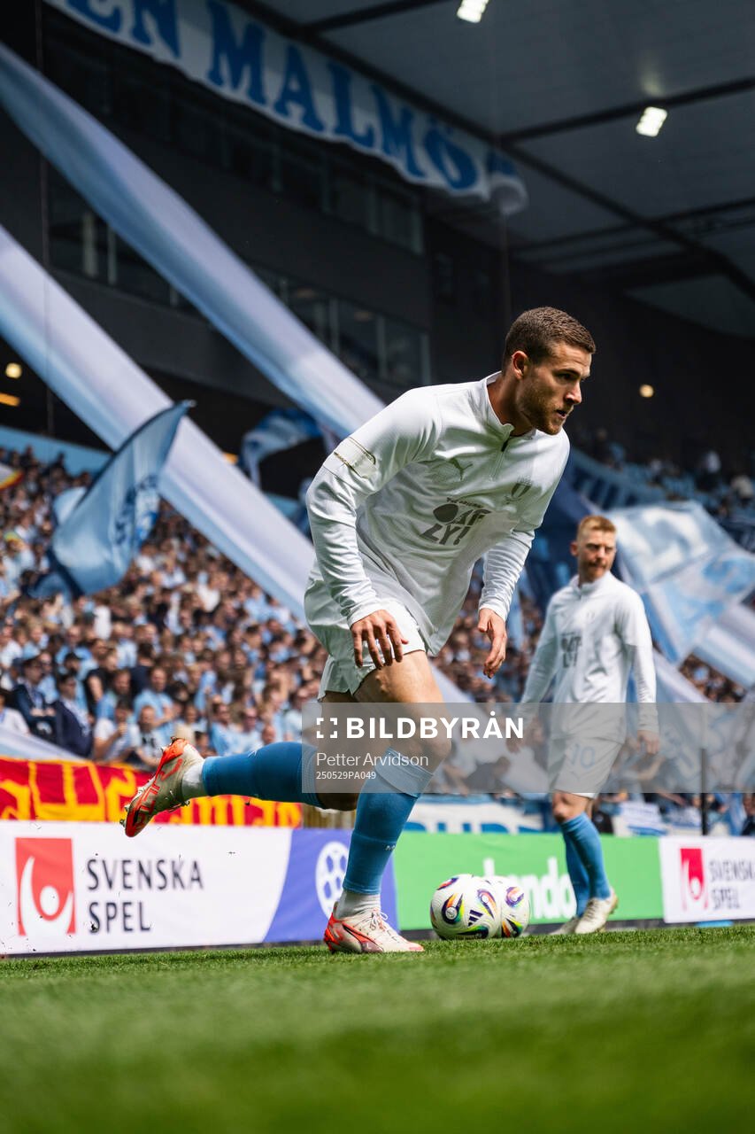 Malmö FFs Gabriel Busanello under uppvärmningen inför finalen i Svenska Cupen mellan Malmö FF och Häcken den 29 maj 2025 i Malmö.