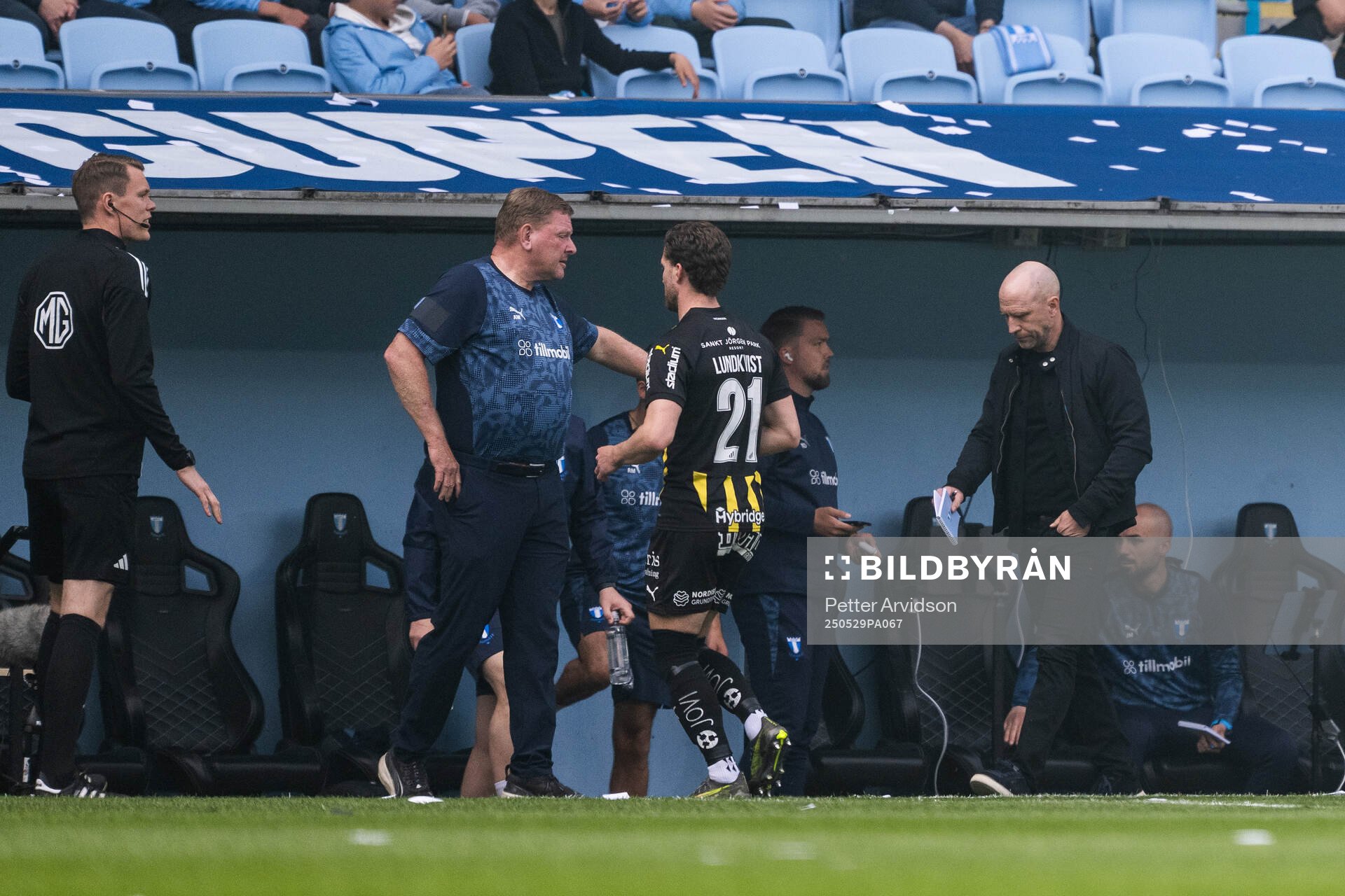 Malmö FFs tränare Henrik Rydström när matchen pausats under finalen i Svenska Cupen mellan Malmö FF och Häcken den 29 maj 2025 i Malmö.