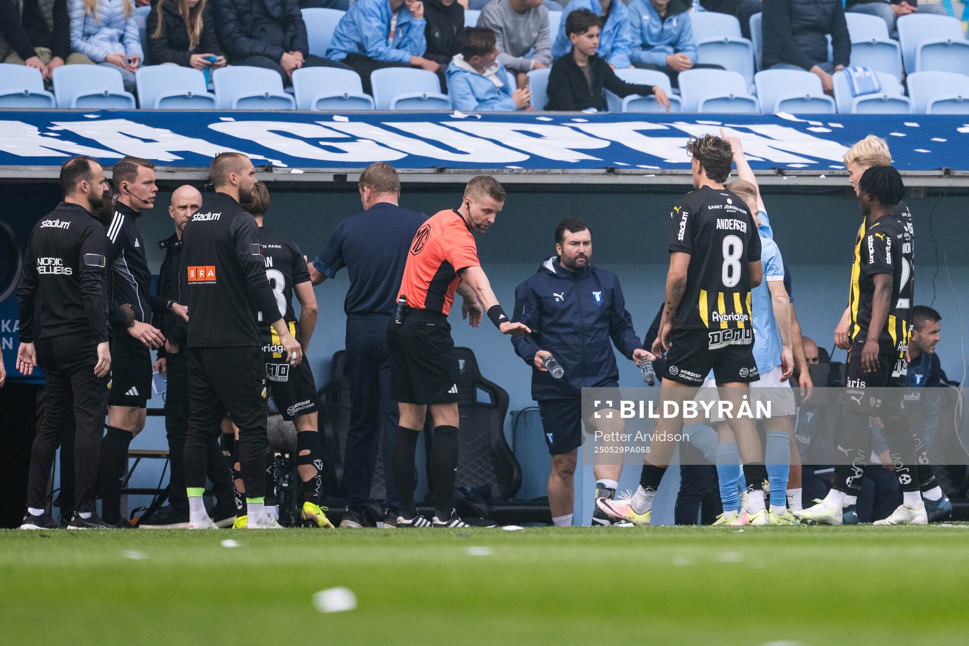 Domare Glenn Nyberg pausar matchen under finalen i Svenska Cupen mellan Malmö FF och Häcken den 29 maj 2025 i Malmö. 
