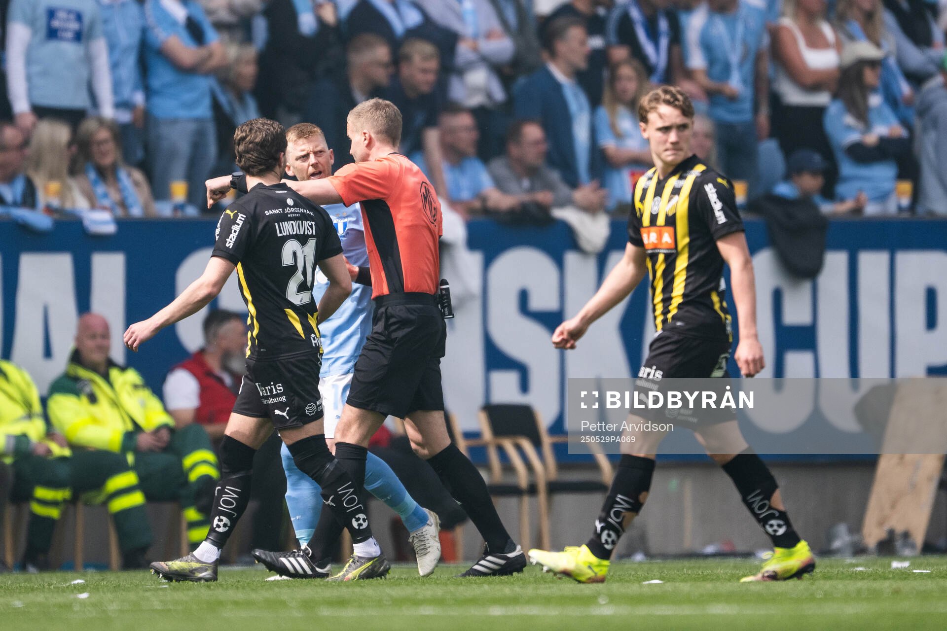 Domare Glenn Nyberg pausar matchen och Malmö FFs Anders Christiansen samt Häckens Adam Lundkvist reagerar under finalen i Svenska Cupen mellan Malmö FF och Häcken den 29 maj 2025 i Malmö.