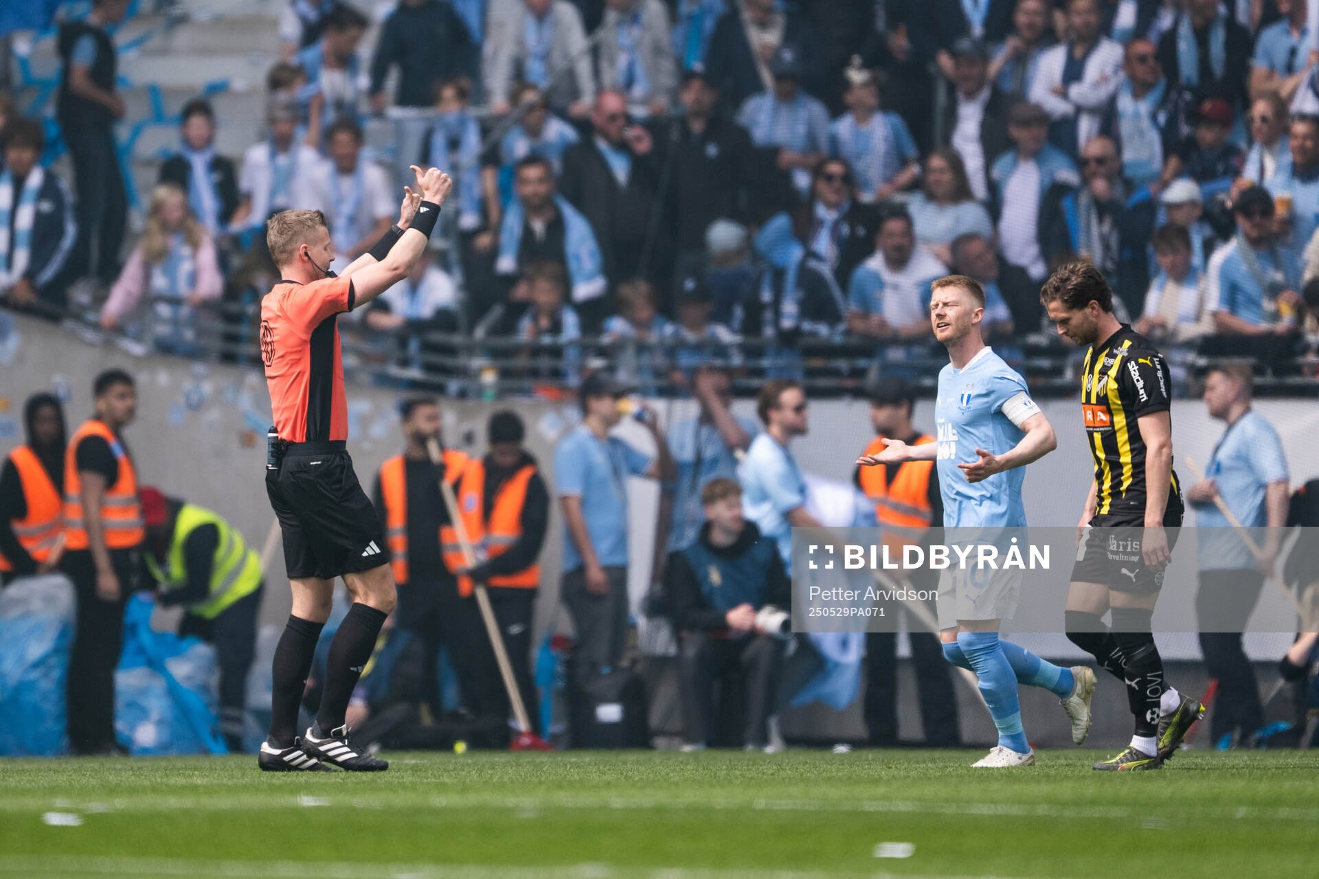 Domare Glenn Nyberg pausar matchen under finalen i Svenska Cupen mellan Malmö FF och Häcken den 29 maj 2025 i Malmö. 