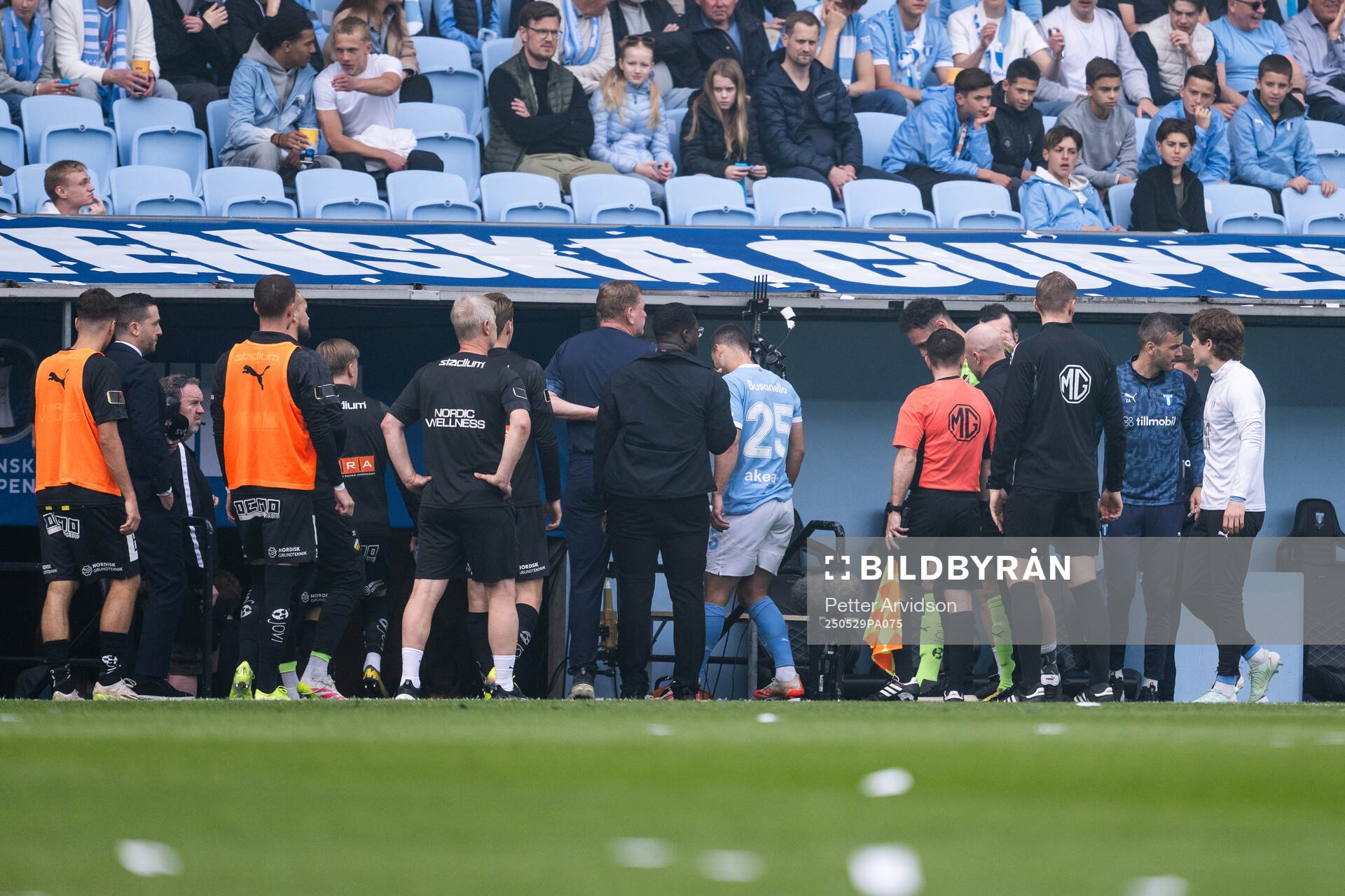 Malmö FFs Gabriel Busanello lämnar plan efter att matchen pausats under finalen i Svenska Cupen mellan Malmö FF och Häcken den 29 maj 2025 i Malmö.