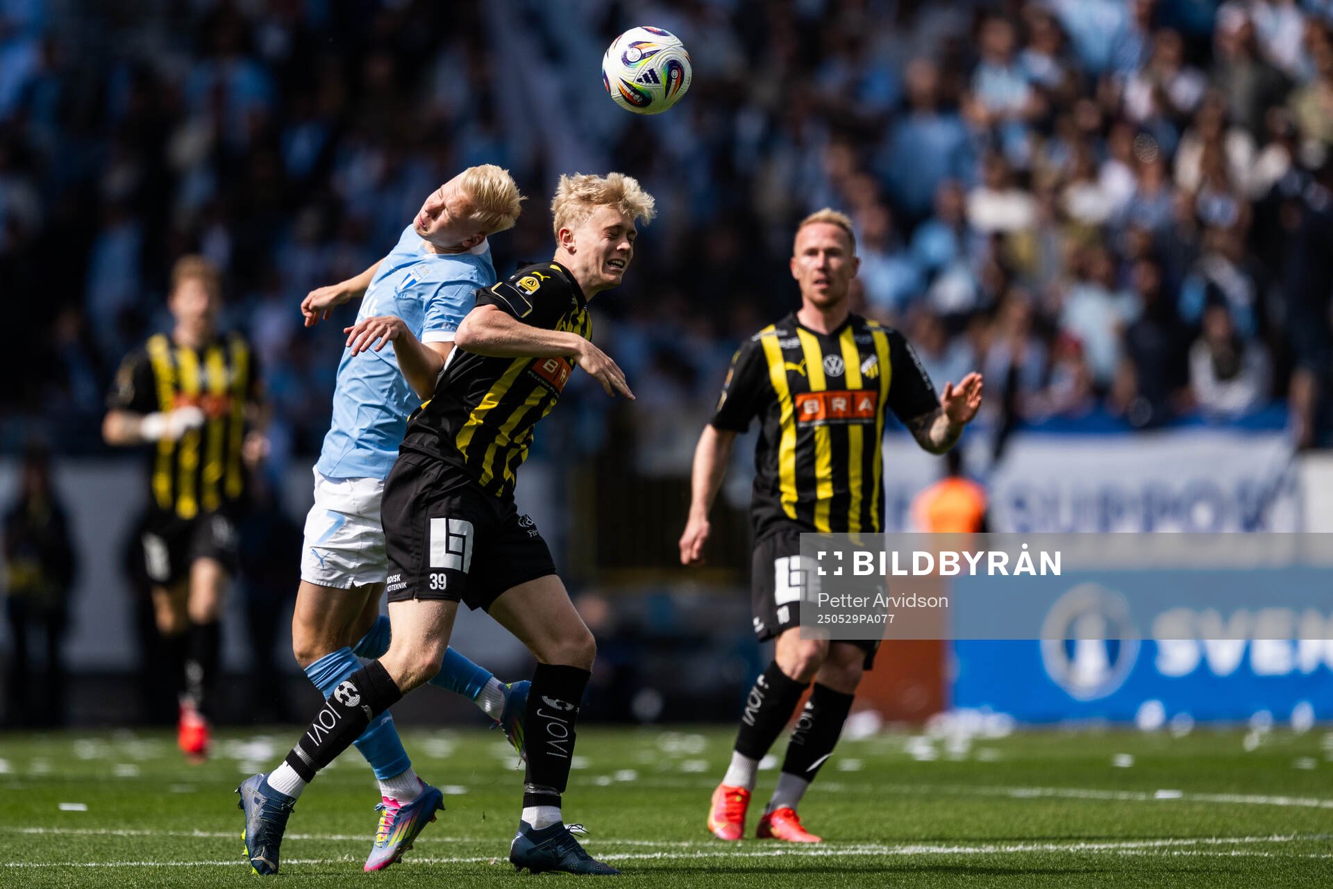 Malmö FFs Otto Rosengren och Häckens Isak Brusberg under finalen i Svenska Cupen mellan Malmö FF och Häcken den 29 maj 2025 i Malmö.