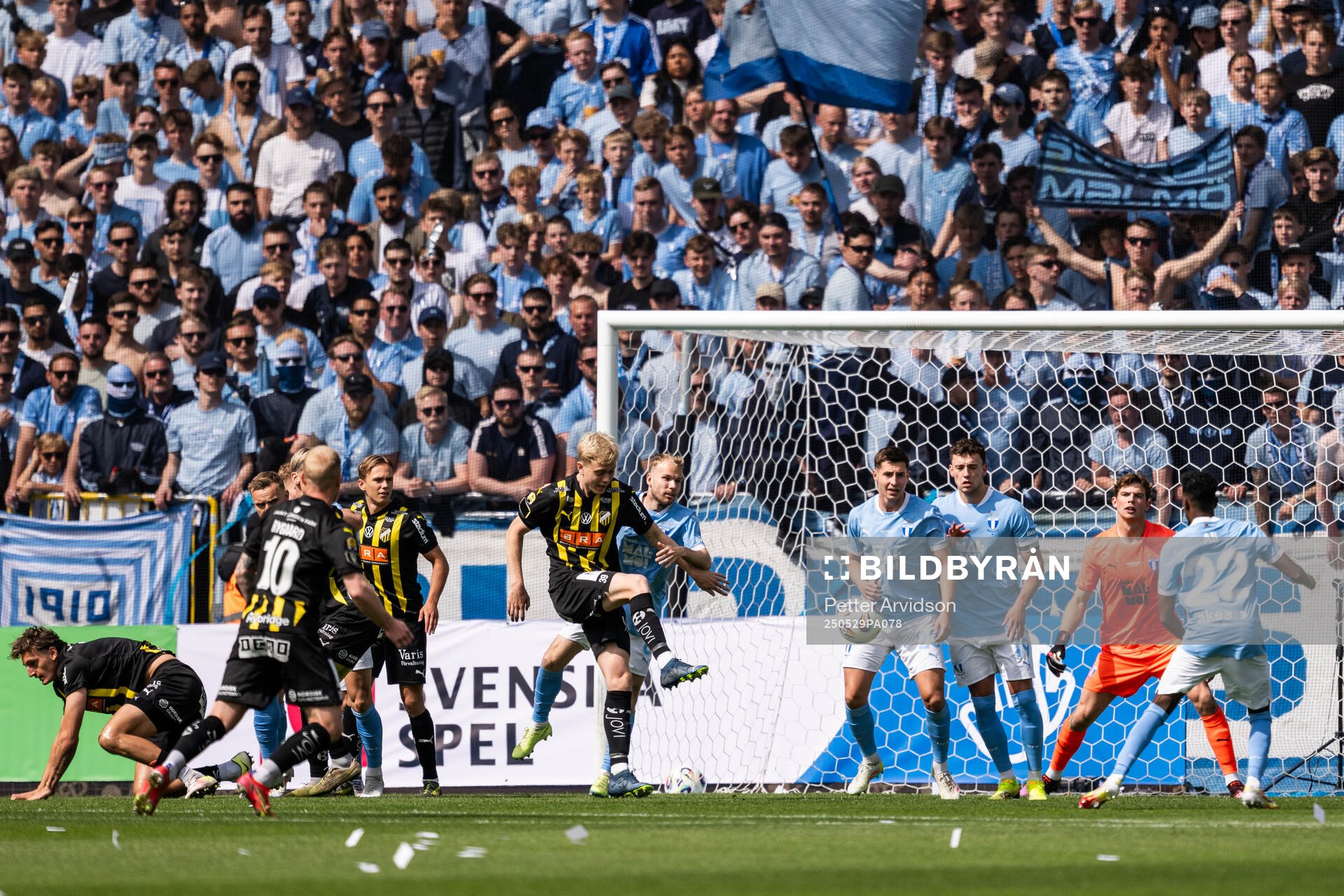 Häckens Isak Brusberg och Malmö FFs Oscar Lewicki under finalen i Svenska Cupen mellan Malmö FF och Häcken den 29 maj 2025 i Malmö.