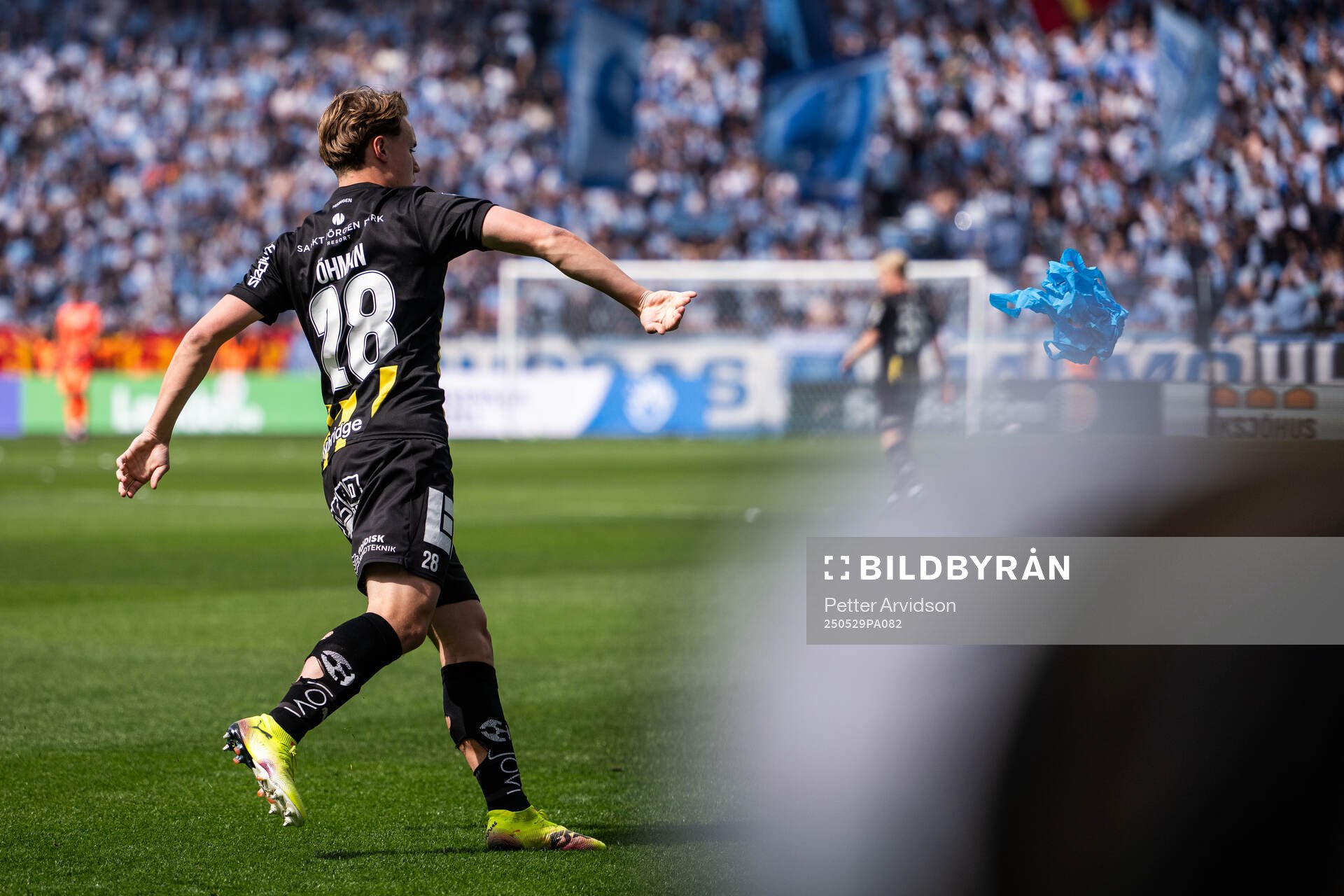 Häckens Filip Öhman kastar föremål från plan under finalen i Svenska Cupen mellan Malmö FF och Häcken den 29 maj 2025 i Malmö. 