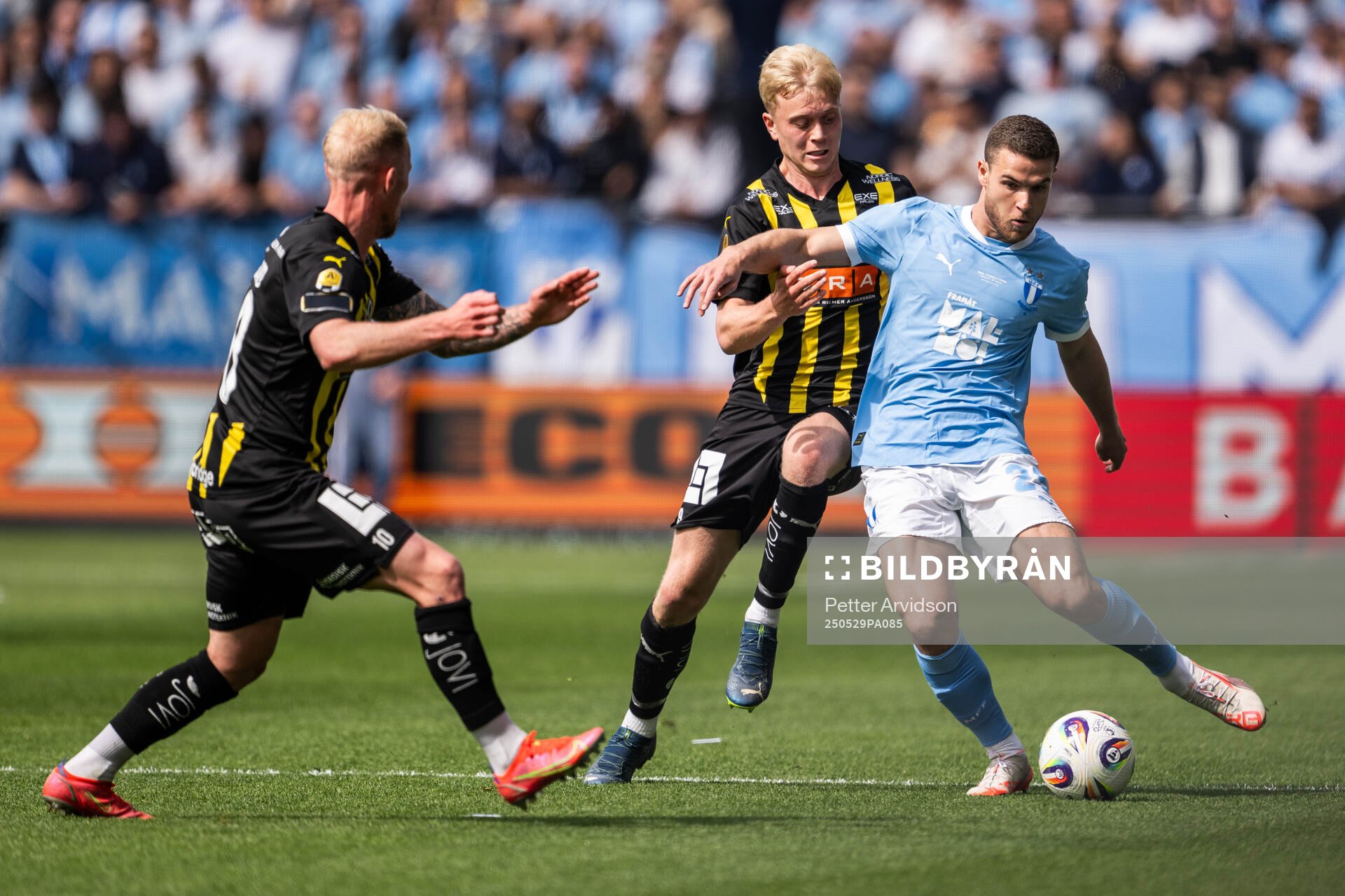 Häckens Isak Brusberg och Malmö FFs Gabriel Busanello under finalen i Svenska Cupen mellan Malmö FF och Häcken den 29 maj 2025 i Malmö.