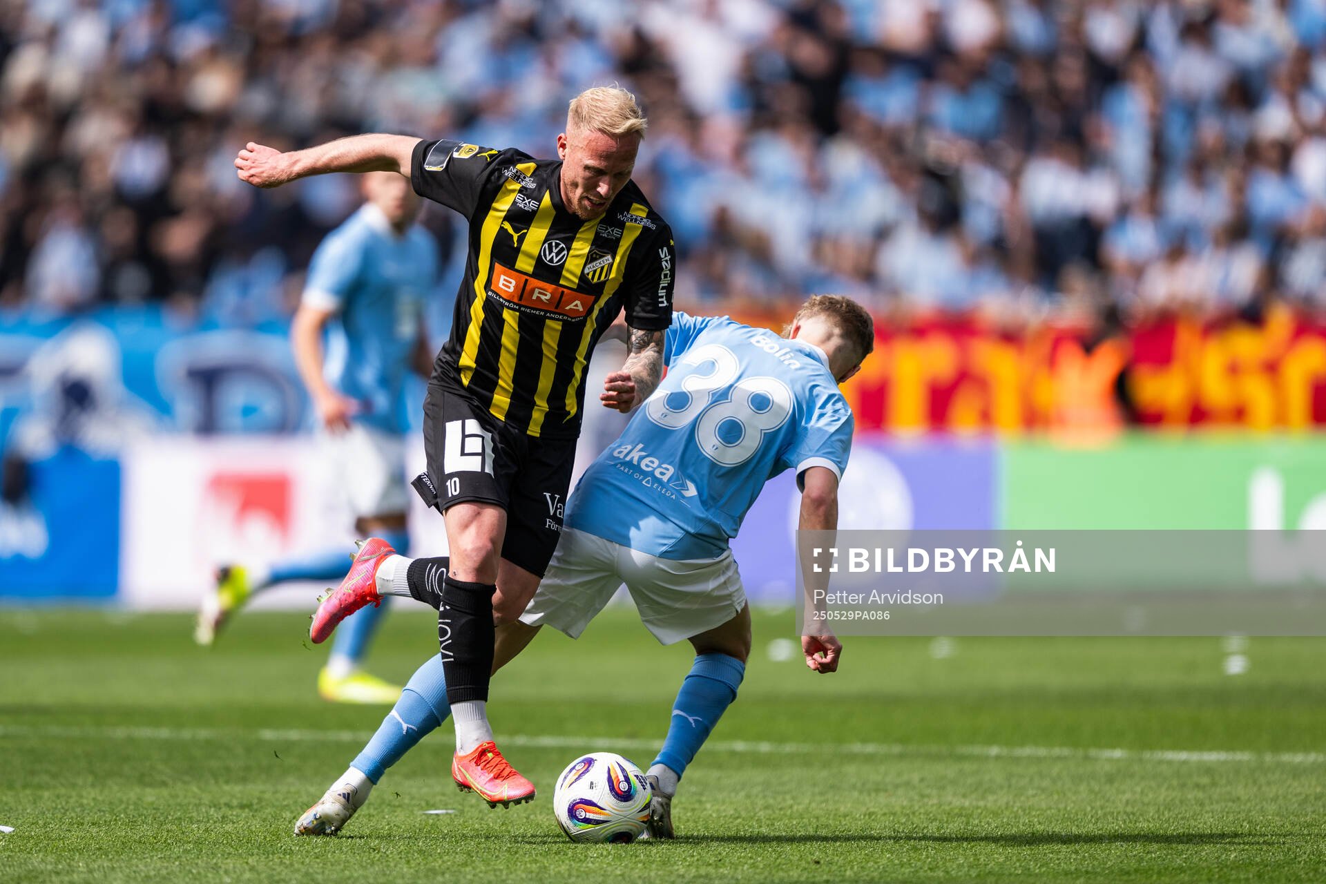 Häckens Mikkel Rygaard Jensen och Malmö FFs Hugo Bolin under finalen i Svenska Cupen mellan Malmö FF och Häcken den 29 maj 2025 i Malmö.