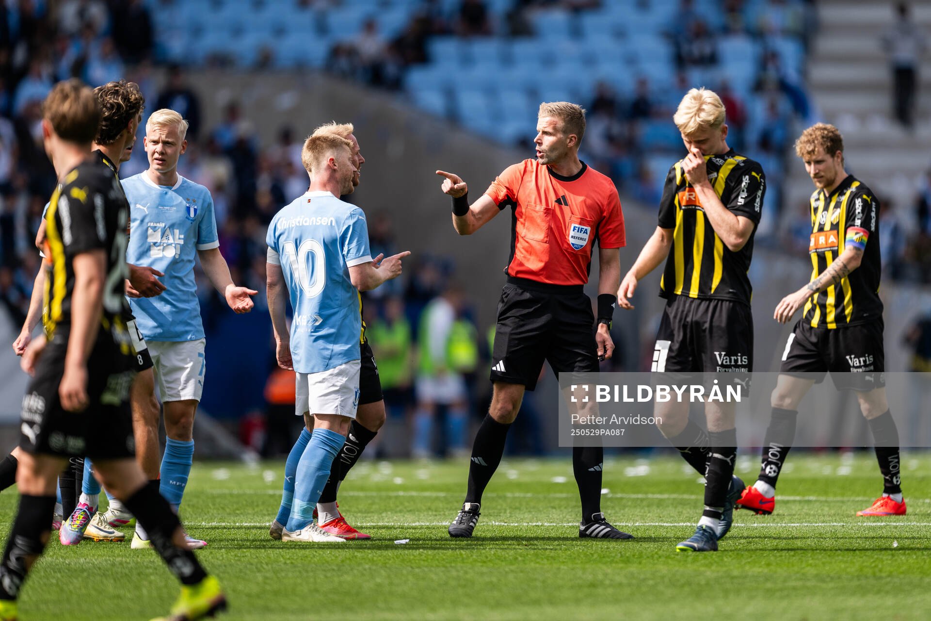 Malmö FFs Anders Christiansen och Domare Glenn Nyberg under finalen i Svenska Cupen mellan Malmö FF och Häcken den 29 maj 2025 i Malmö.