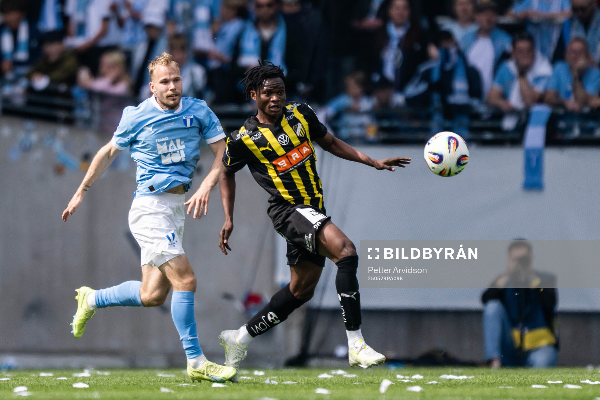 Malmö FFs Oscar Lewicki och Häckens Severin Nioule under finalen i Svenska Cupen mellan Malmö FF och Häcken den 29 maj 2025 i Malmö.