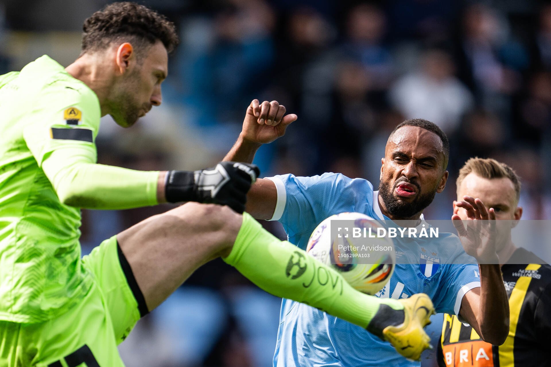 Häckens målvakt Etrit Berisha och Malmö FFs Isaac Thelin under finalen i Svenska Cupen mellan Malmö FF och Häcken den 29 maj 2025 i Malmö.