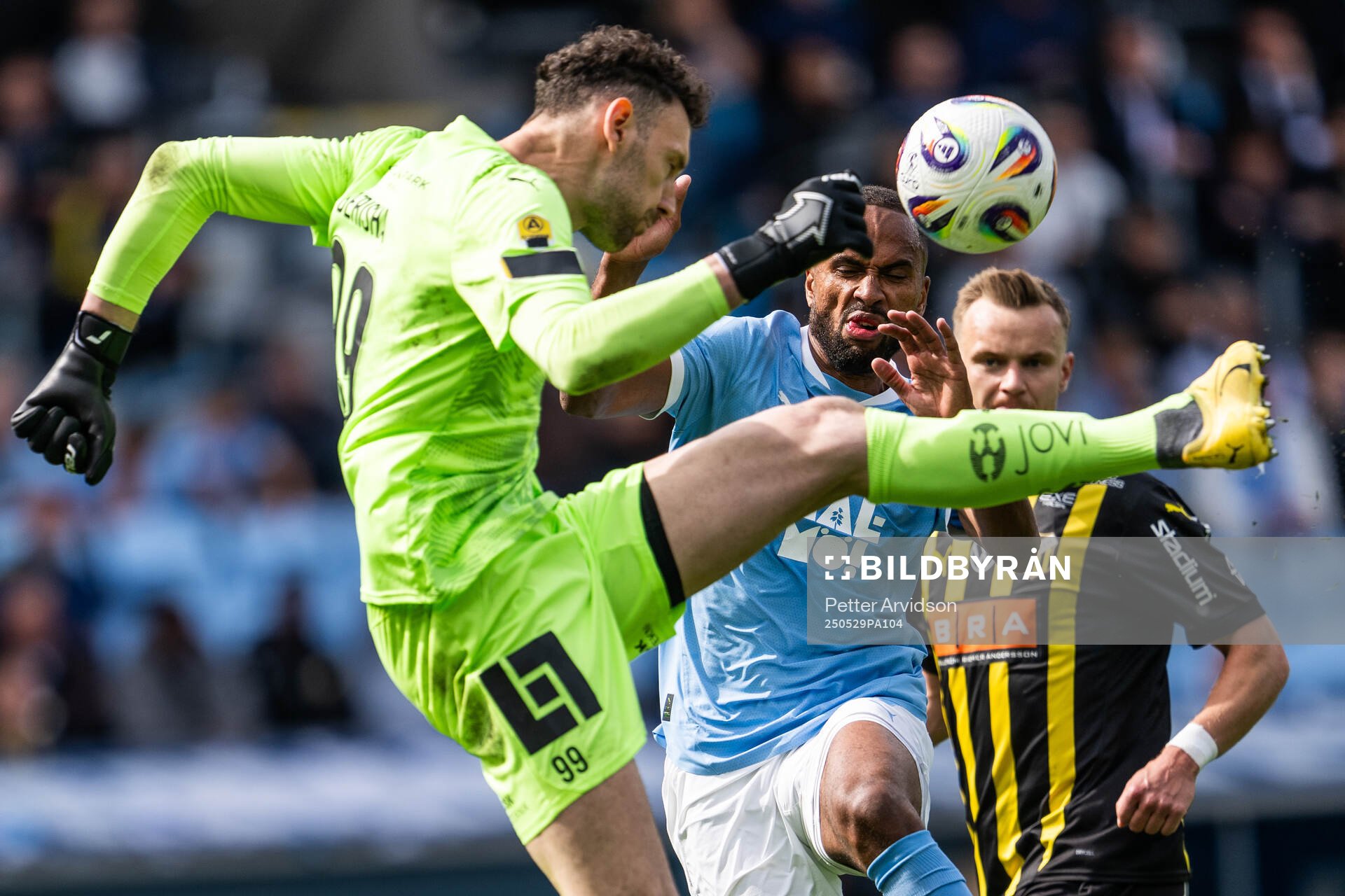 Häckens målvakt Etrit Berisha och Malmö FFs Isaac Thelin under finalen i Svenska Cupen mellan Malmö FF och Häcken den 29 maj 2025 i Malmö. 