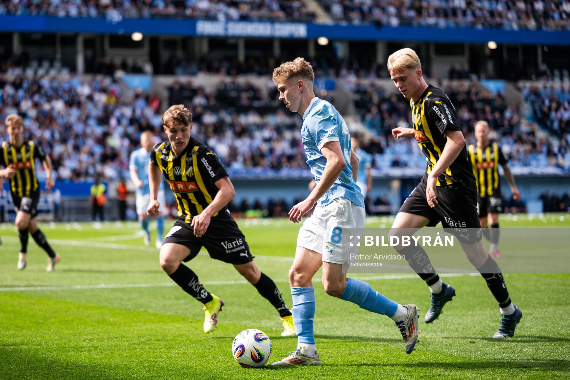 Malmö FFs Hugo Bolin och Häckens Isak Brusberg under finalen i Svenska Cupen mellan Malmö FF och Häcken den 29 maj 2025 i Malmö. 
